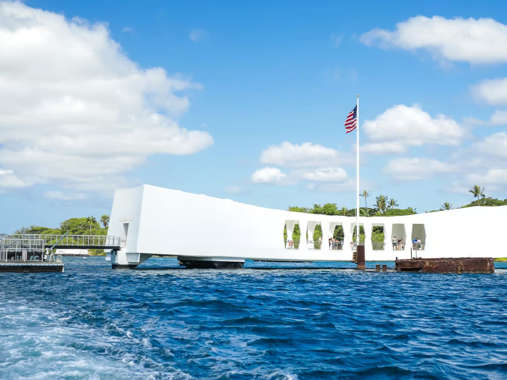 遊客在珍珠港參觀展覽,瞭解勇敢和犧牲的故事 遊客在珍珠港參觀展覽,瞭解勇敢和犧牲的故事