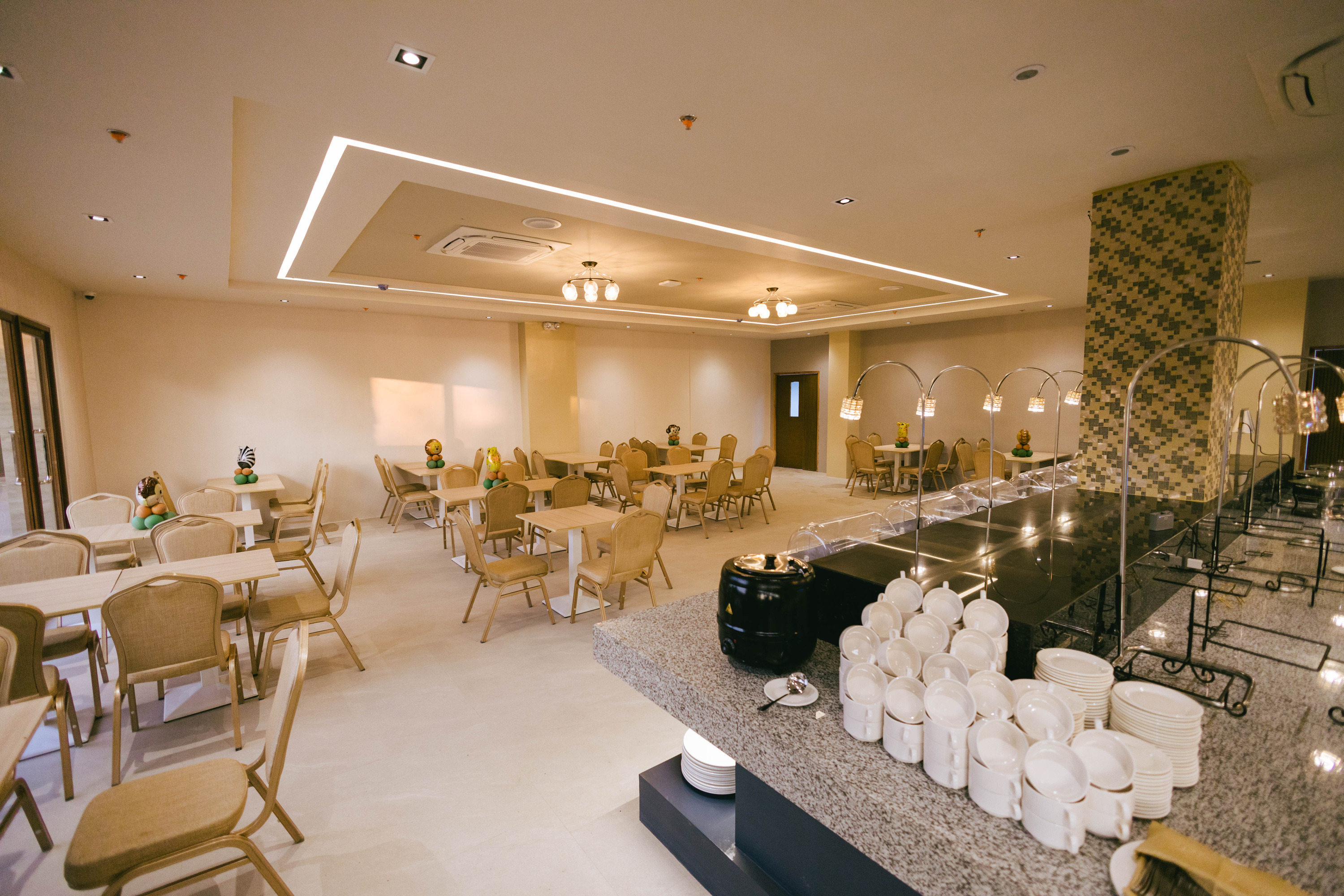 上午觀賞海豚或浮潛後，您可以在度假村中小憩片刻，避開正午的炎熱。