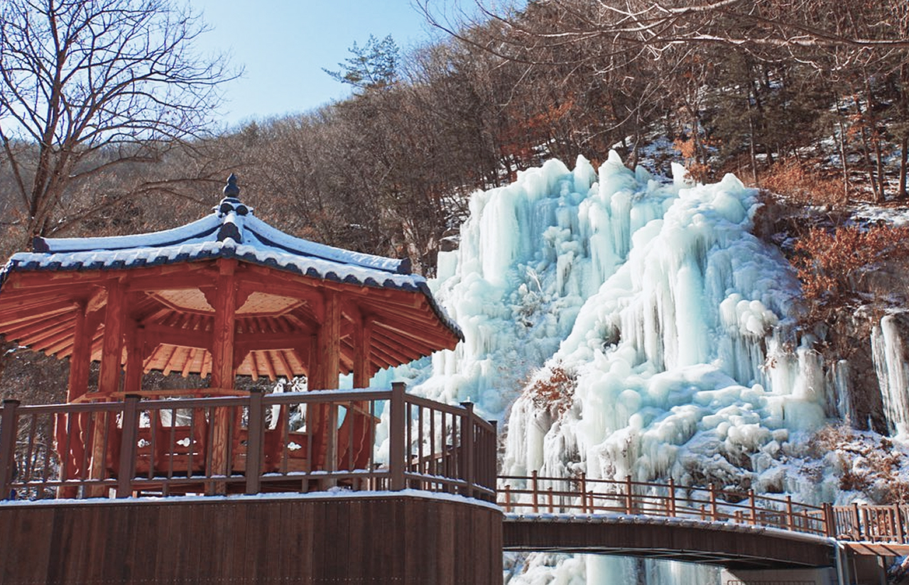 漫步於冰雪仙境,沉浸在寧靜之美中,在浪漫的季節裡,創造難忘的回憶。 漫步於冰雪仙境,沉浸在寧靜之美中,在浪漫的季節裡,創造難忘的回憶。