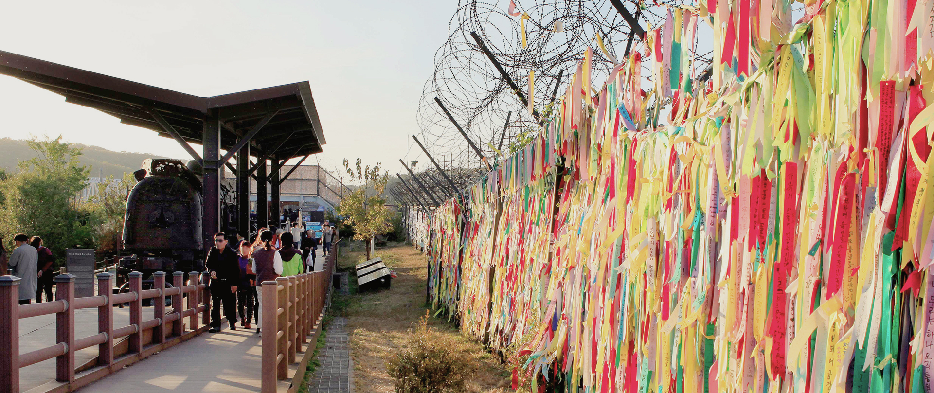 現在,遊客會在此繫上緞帶,寫下對和平與統一的期盼。 現在,遊客會在此繫上緞帶,寫下對和平與統一的期盼。