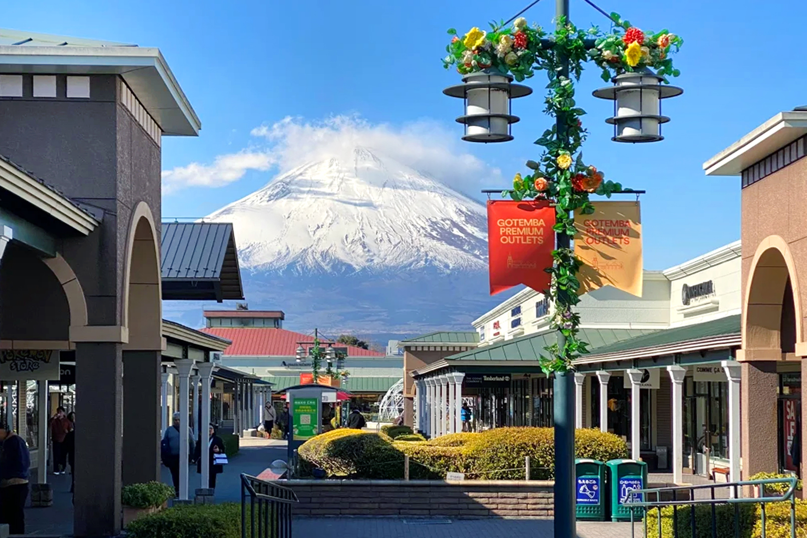 御殿場精品奧特萊斯 是Premium Outlets日本的旗艦店。在其佔地面積廣闊的開放空間內,擁有世界各國和日本的品牌店約290家。 御殿場精品奧特萊斯 是Premium Outlets日本的旗艦店。在其佔地面積廣闊的開放空間內,擁有世界各國和日本的品牌店約290家。