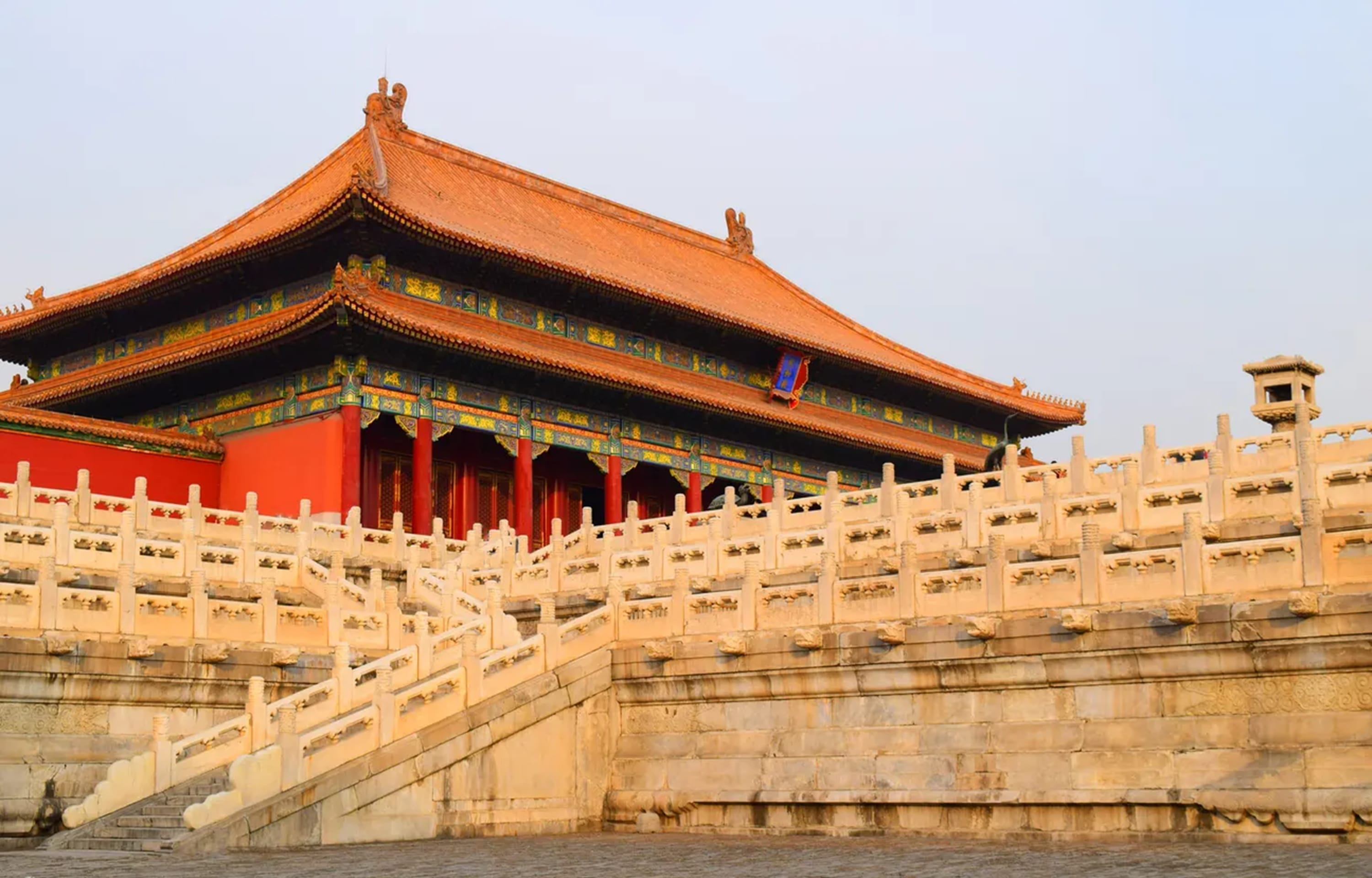 故宮，舊稱紫禁城，是我國最大的古代皇家建築群，明清兩代24位皇帝在此生活起居，被譽為世界5大宮殿之首，南部以太和、中和、保和三大殿為中心，稱“前朝”，北半部以乾清、交泰、坤寧和御花園為中心