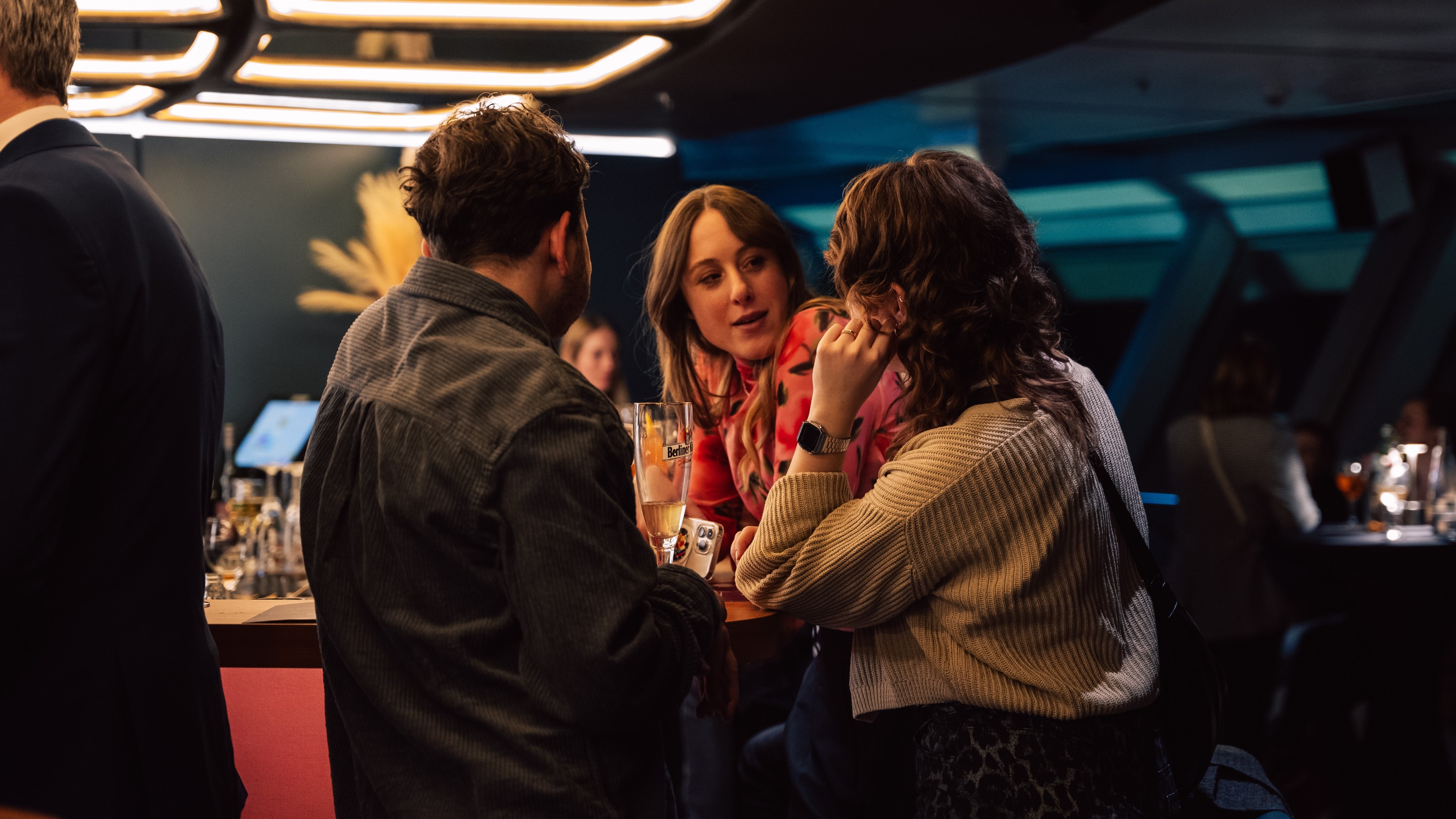 在柏林閃耀的夜空下,盡情享受輕鬆的對話與飲品 在柏林閃耀的夜空下,盡情享受輕鬆的對話與飲品