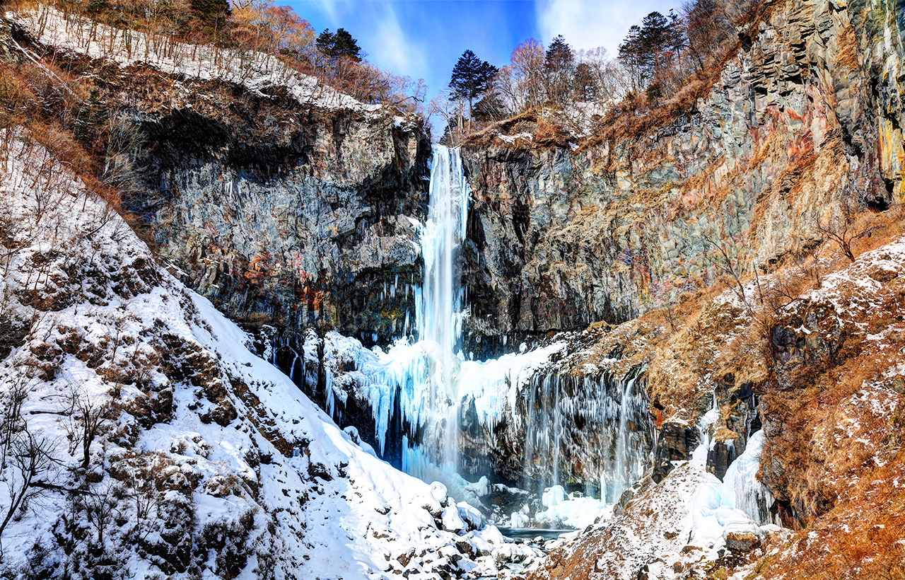 冬季瀑布部分結冰,會形成奇特的冰雕景觀。 冬季瀑布部分結冰,會形成奇特的冰雕景觀。