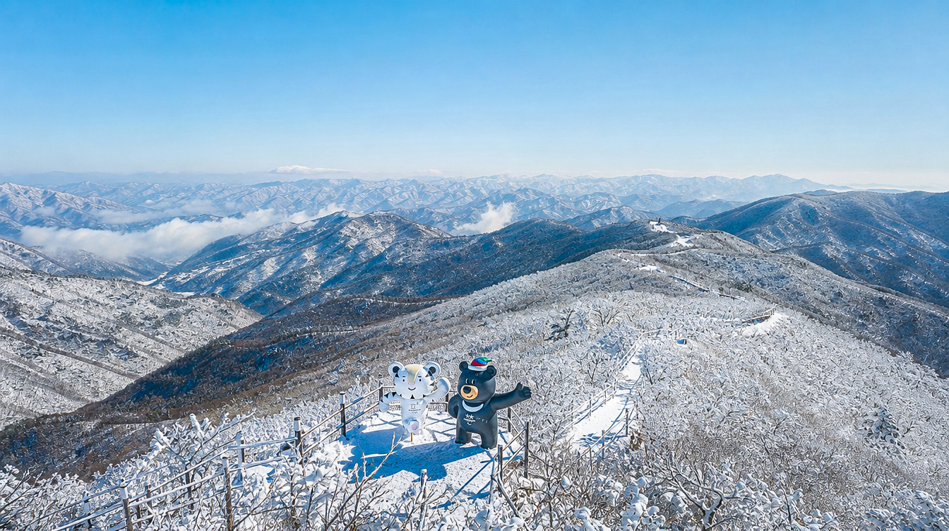 ❄️冬季來臨，發旺山便化身為閃耀的白色仙境。從山頂俯瞰，雙板滑雪坡道和寧靜小徑，既能帶來冒險的刺激，也能提供內心的平靜。