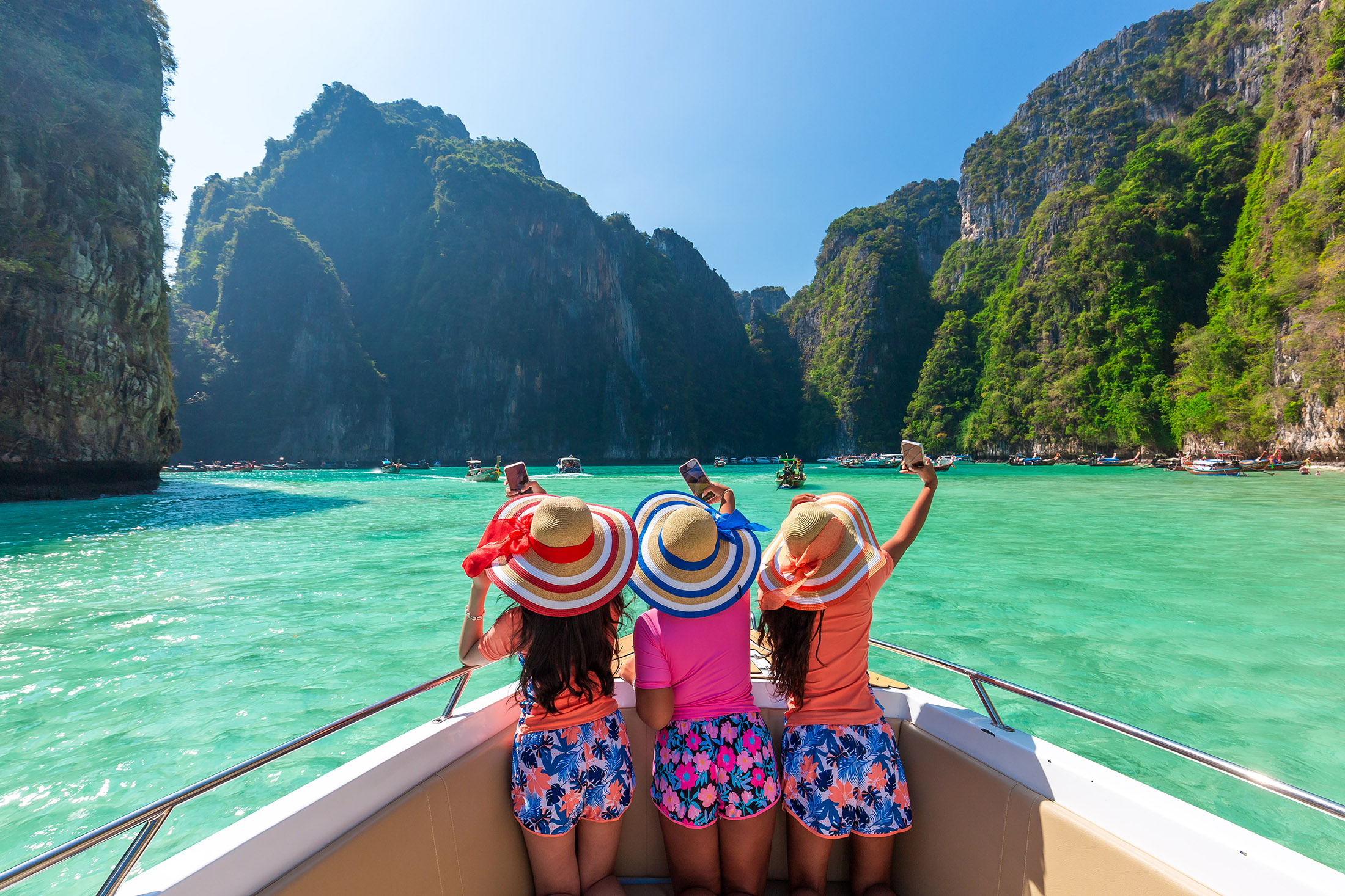 皮雷瀉湖（Pileh Lagoon）——皮皮島最美麗景點之一，四周環繞著石灰岩懸崖和碧綠海水。