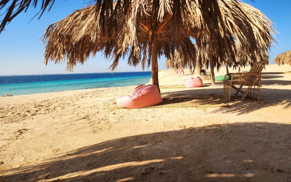 Hurghada: Magawish Island Boat Trip with Lunch & Transfers