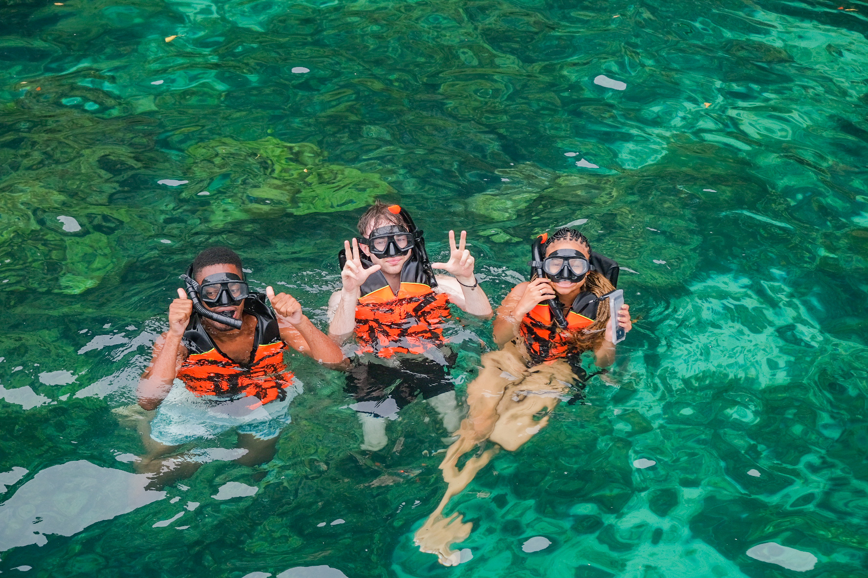 普吉島：快艇雙體船皮皮島一日遊 (Phuket: Phi Phi island Day Tour by Speedboat Catamaran)