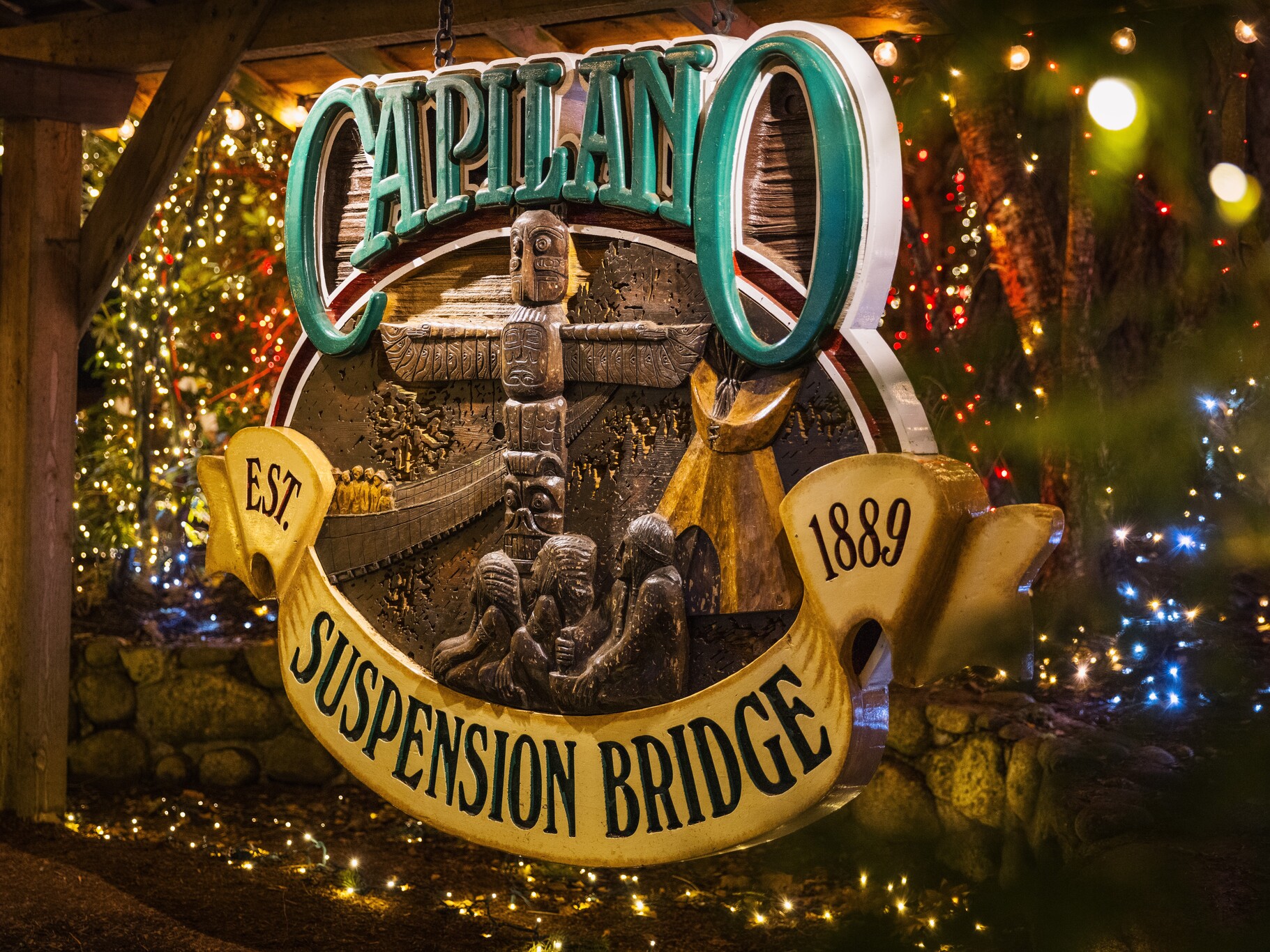 在卡皮拉諾吊橋（Capilano Suspension Bridge）步入現實版童話世界