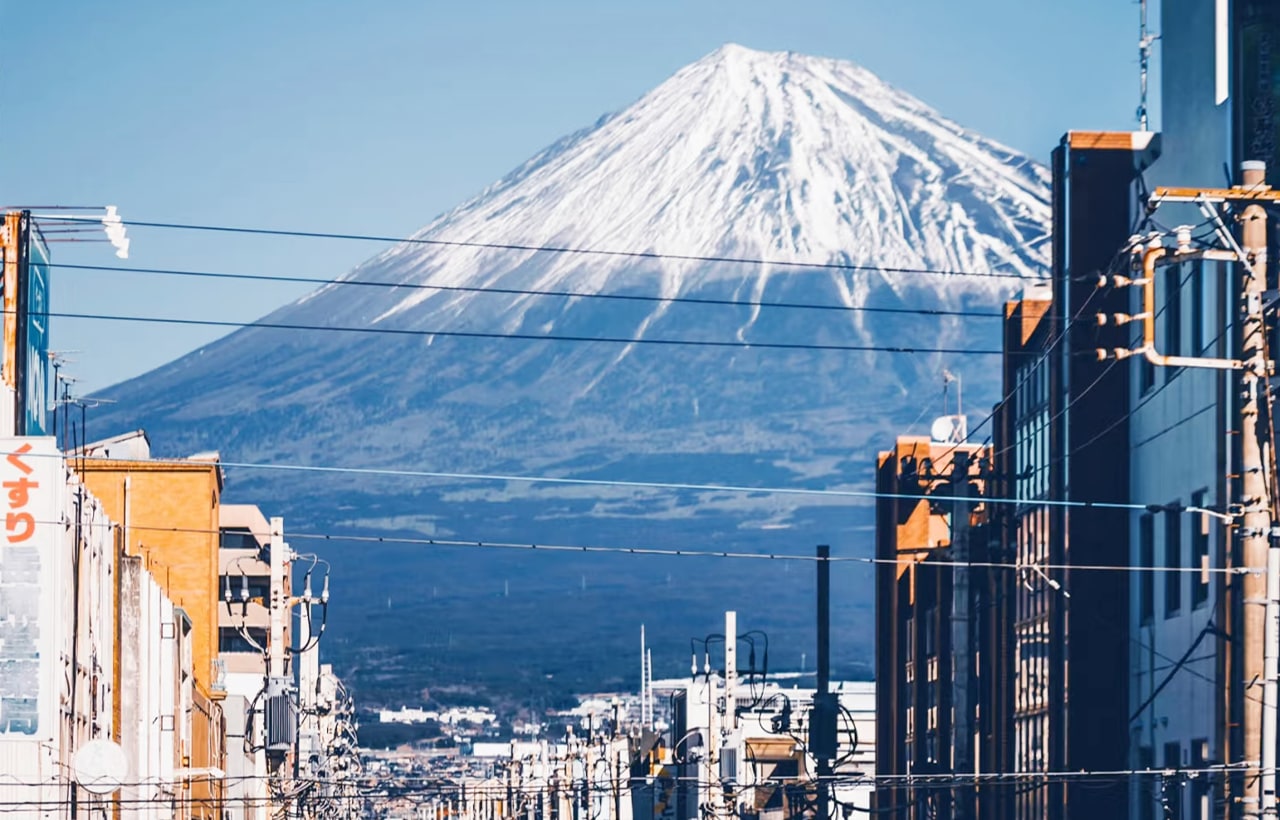 [Mount Fuji Popular Scenic Spots One-Day Tour] Arakurayama Sengen Park + Hikawa Clock Shop + Oshino Hakkai + Lawson Convenience Store + Lake Kawaguchiko Oishi Park/Maple Corridor/Lake Kawaguchiko Cherry Blossom Festival One-Day Tour