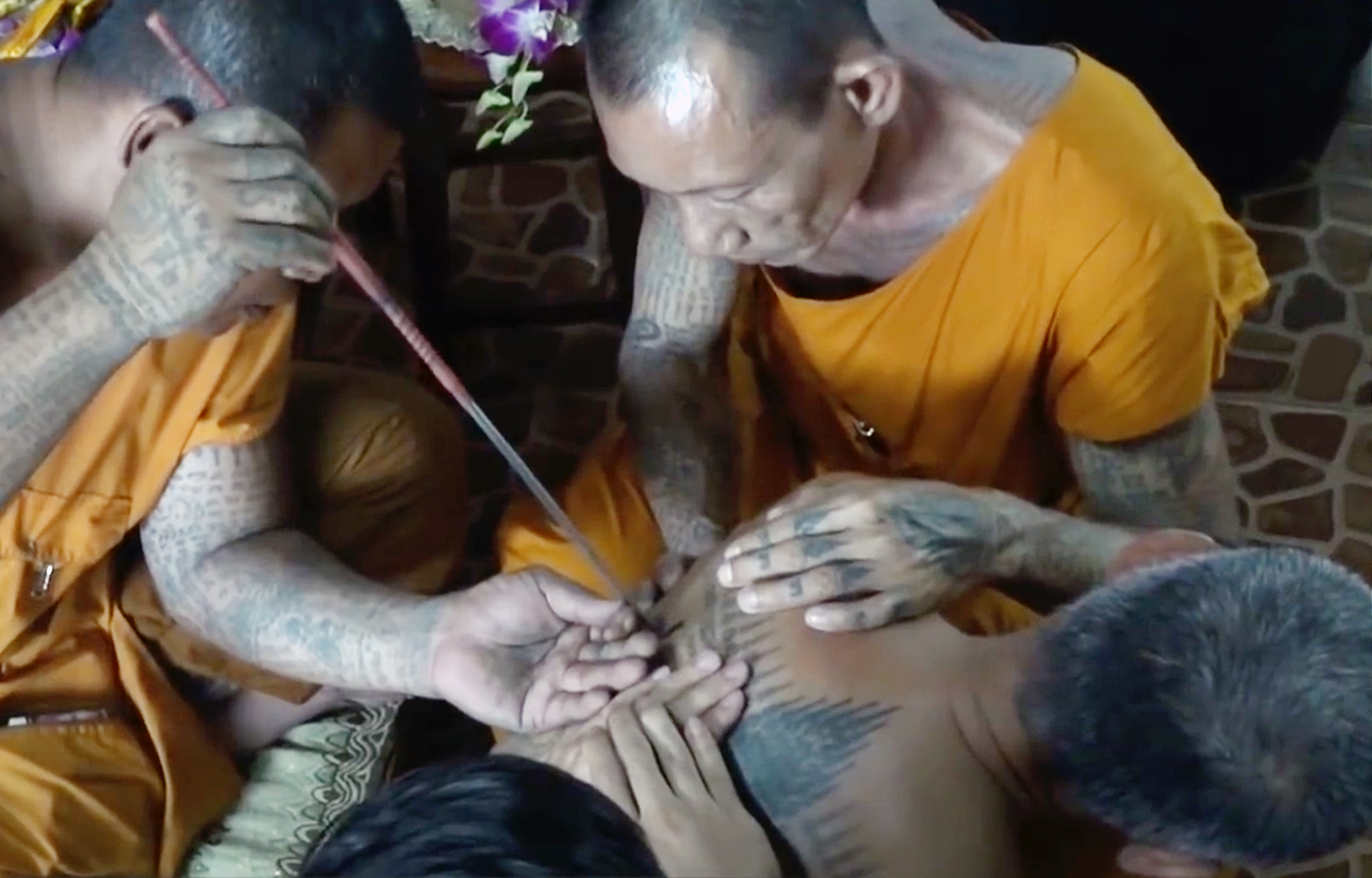 瓦邦帕寺手工刺青 Sak Yant 紋身，獲金色祝福