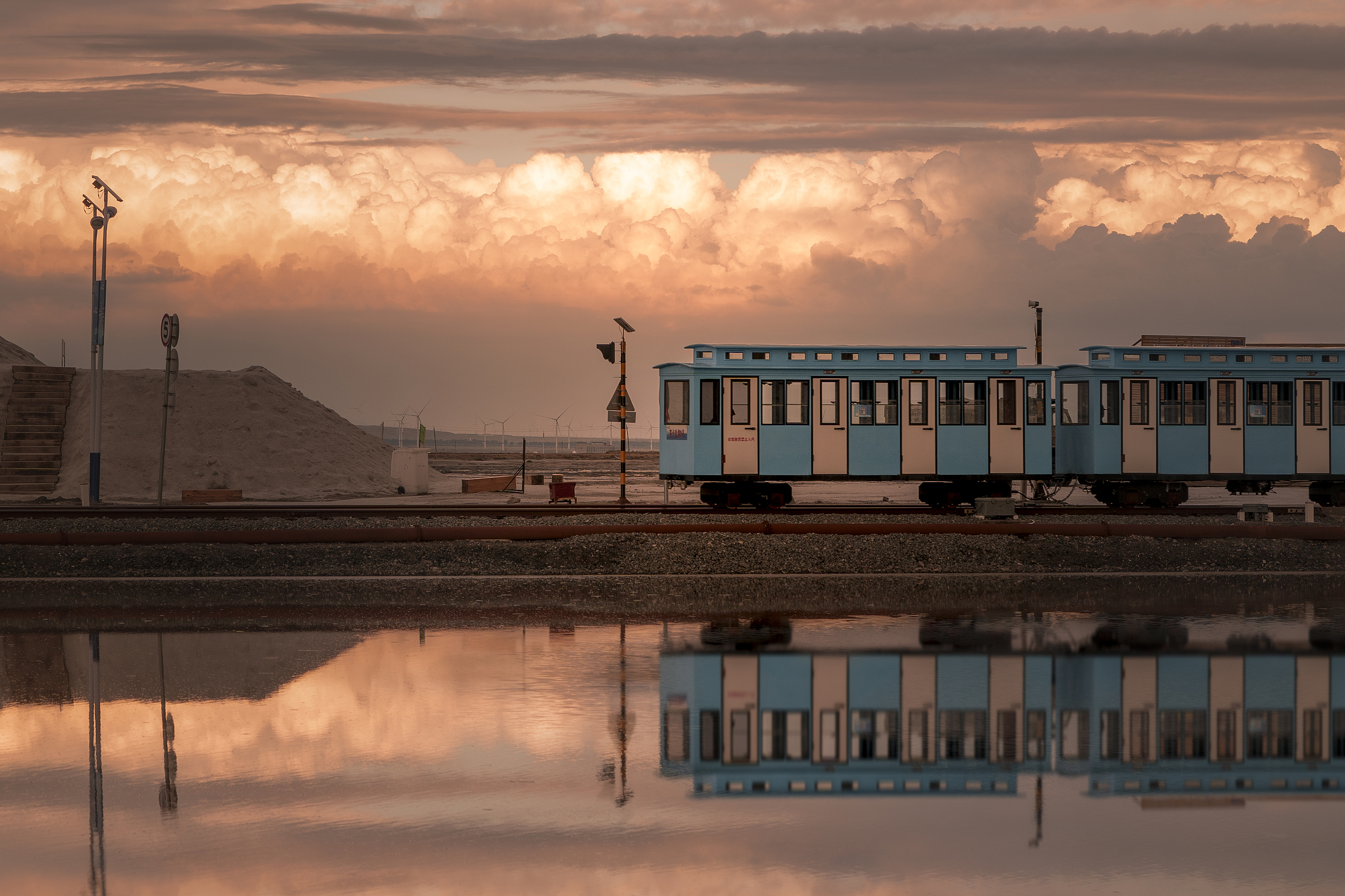 ‌天空之鏡奇觀‌：湖面結晶鹽層上滷水的反射形成鏡面效果，水天倒影，彷彿置身於一個夢幻的世界，被譽為“中國的天空之鏡”。