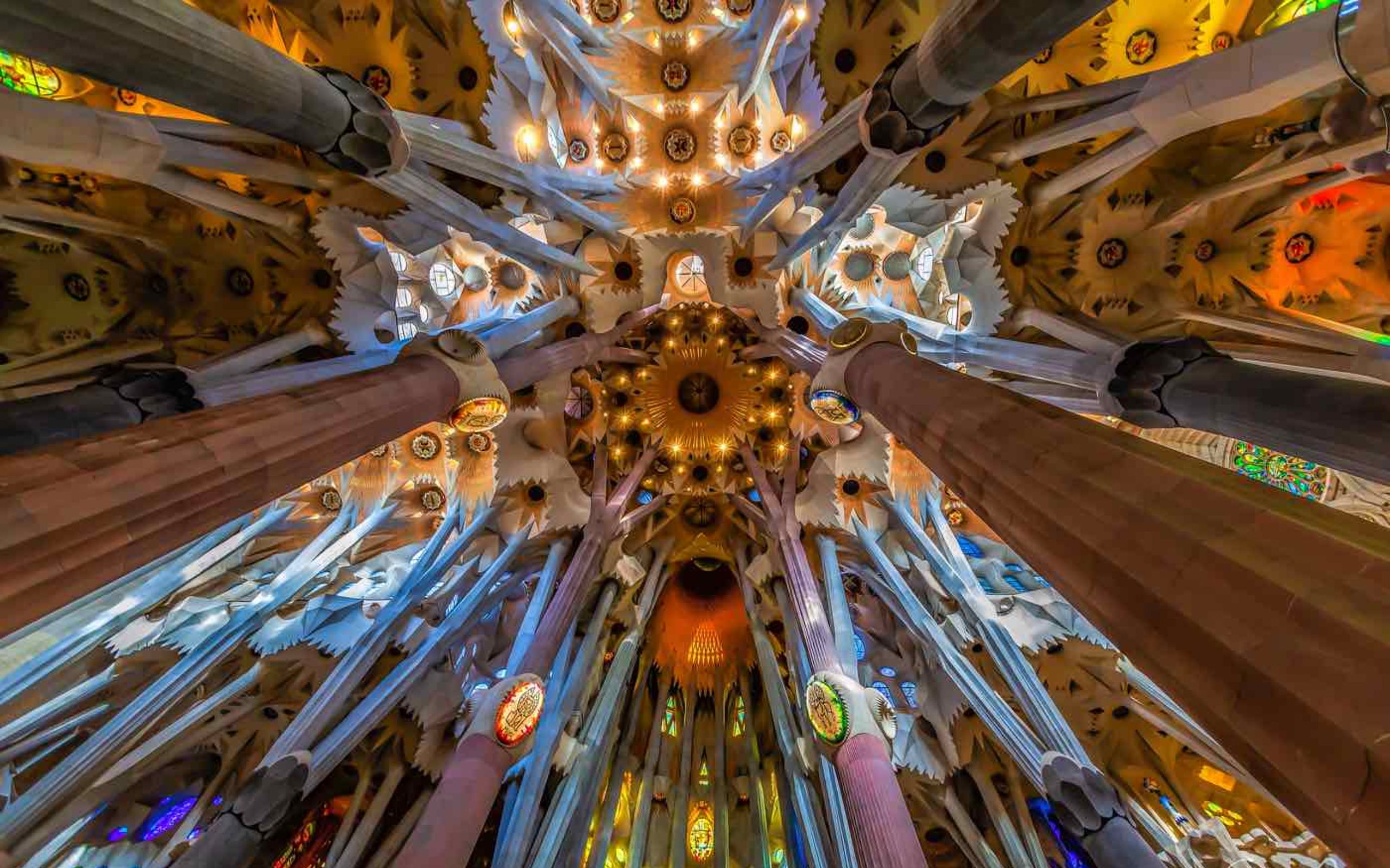 走進石材與光影交織的森林,金色天花板閃耀著神聖的靈感與想像力 走進石材與光影交織的森林,金色天花板閃耀著神聖的靈感與想像力