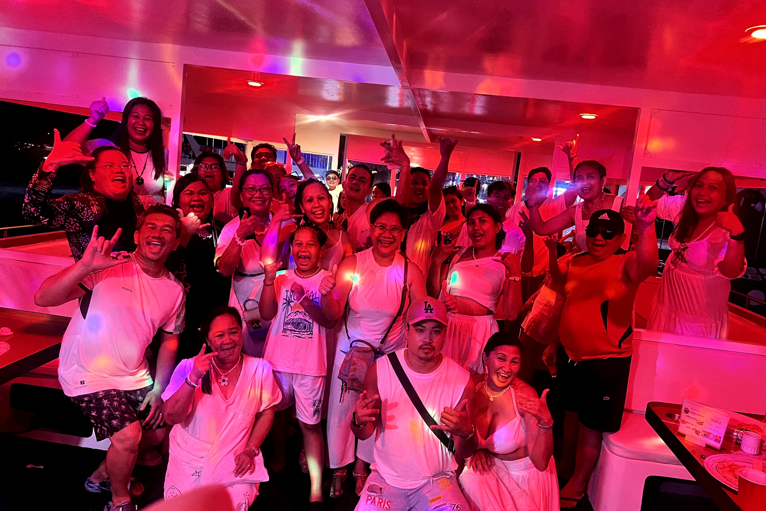 在DJ的帶領下,與親朋好友一同舞動狂歡,讓音樂和活力High翻全場 在DJ的帶領下,與親朋好友一同舞動狂歡,讓音樂和活力High翻全場