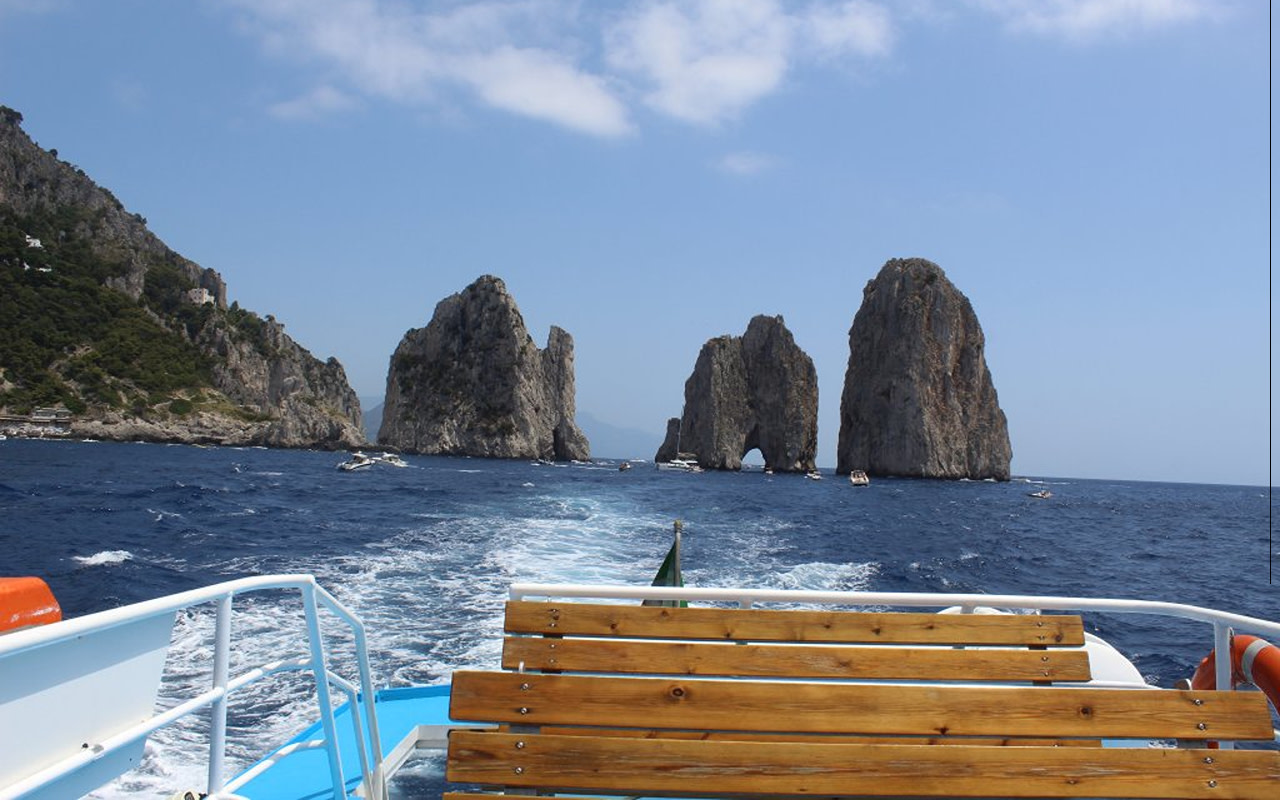 搭乘遊船，直接駛過卡布里島傳奇的巨型海蝕柱，享受一趟難忘的旅程