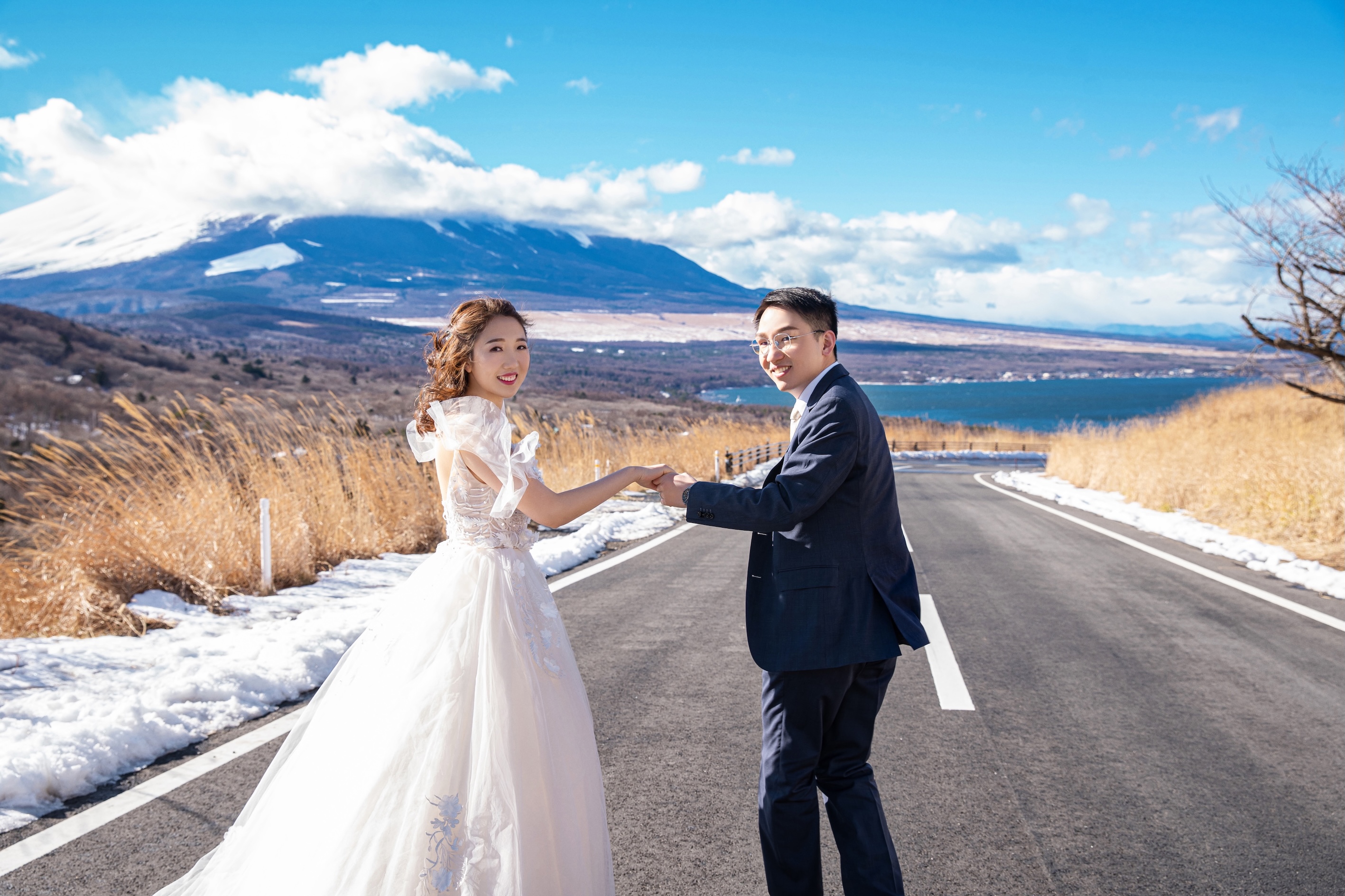 富士山與蘆葦草與公路的完美結合，留下一生最美的回憶