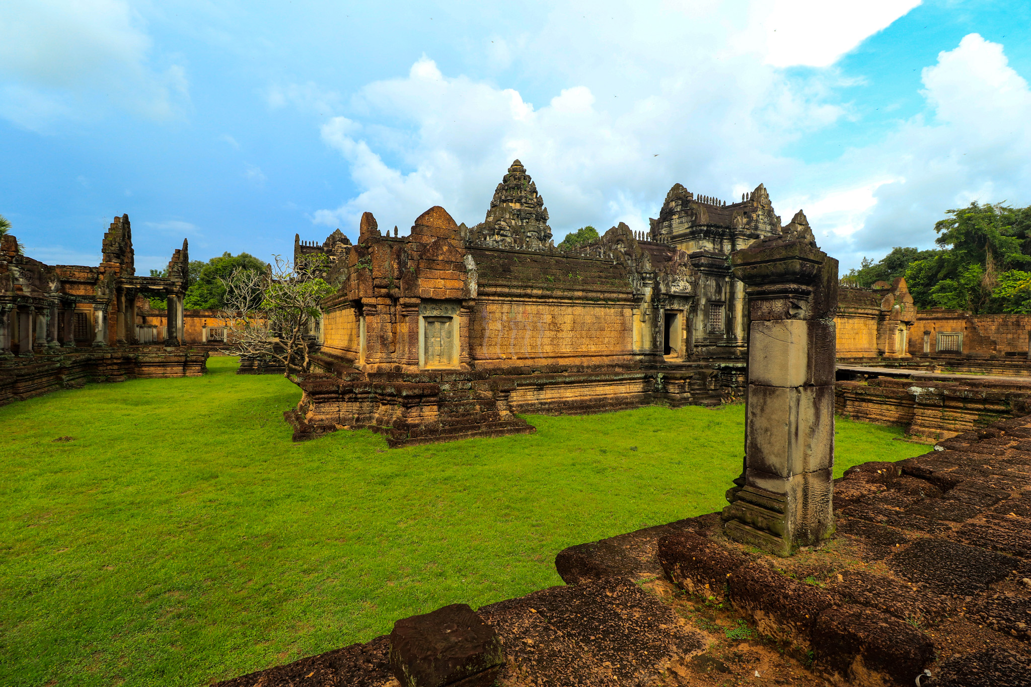 崩密列（Beng Mealea Temple）、女王宮（Banteay Srei Temple）和班提薩莫寺（Banreay Samre Temple）