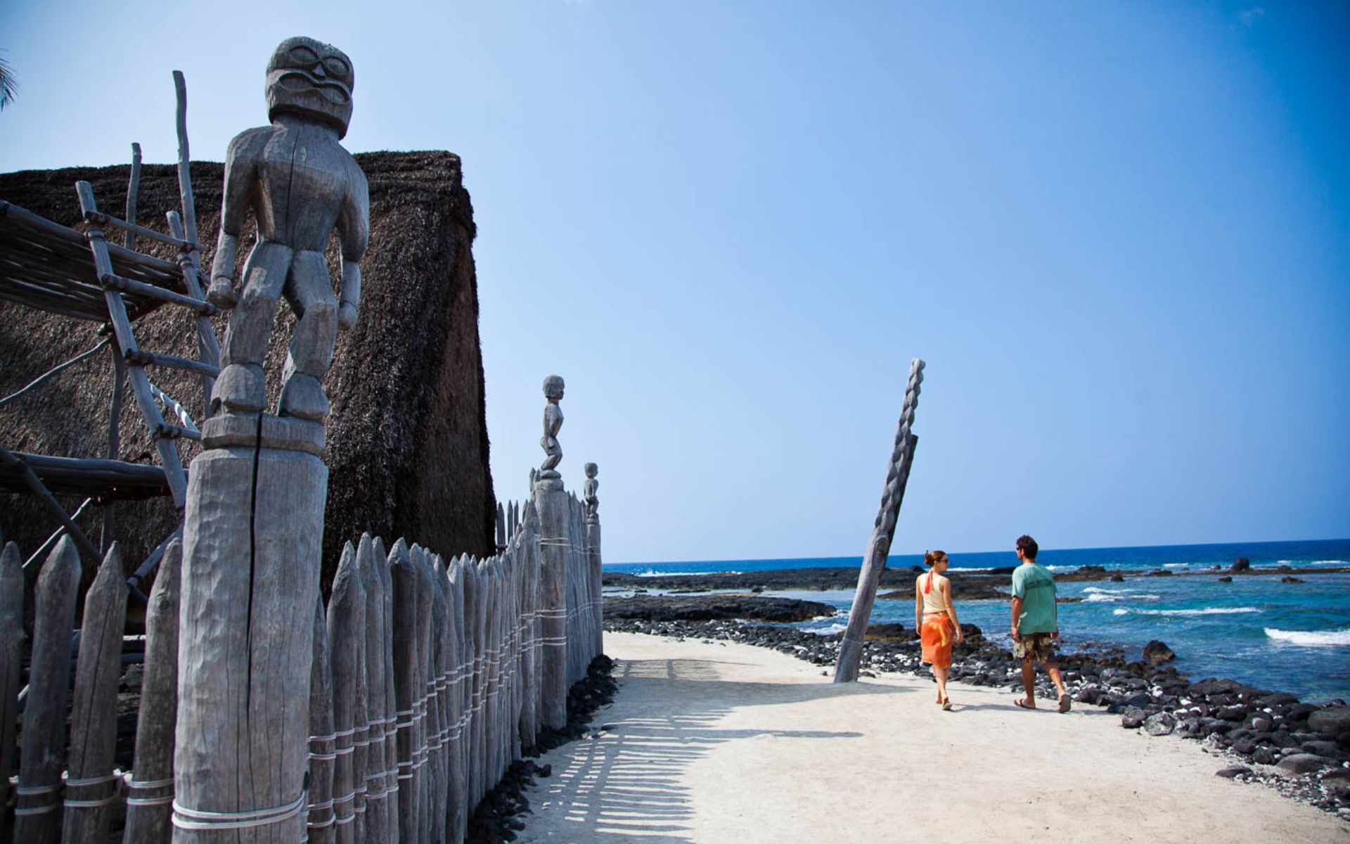 造訪普吾霍努阿奧霍瑙瑙 (Puʻuhonua o Honaunau) 的古老皇家園區和神聖寺廟，這裡是歷史悠久的「避難之地」。