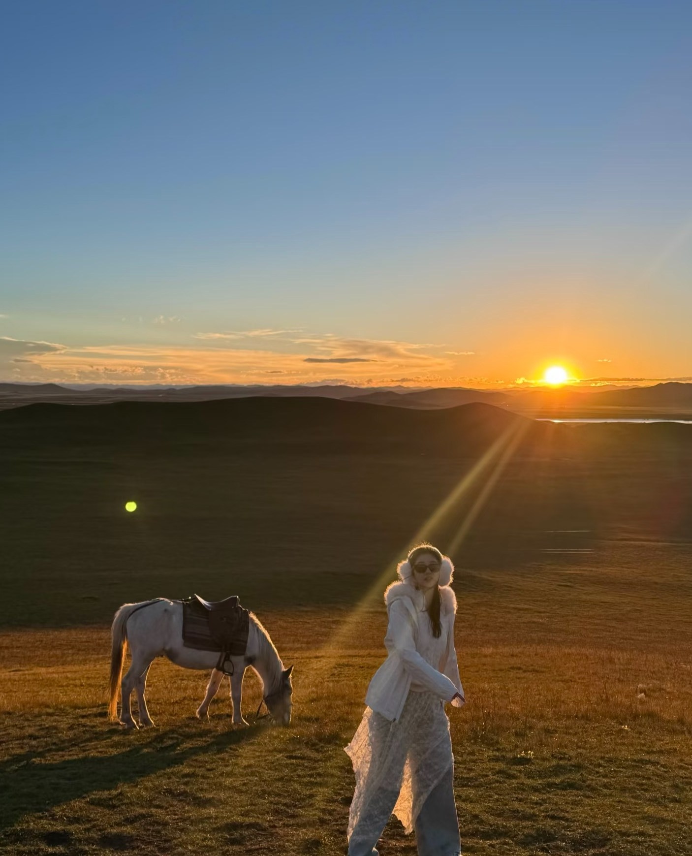 鐮刀壩草原素有“川西北高原綠洲”之稱,是我國的第二大草原亦是我國三大溼地之一。鐮刀壩草原,是若爾蓋的一個分支,海拔3280米,這裡留下過以前紅軍不少的足跡,也有很多紅軍長眠在了這片土地上。這裡有抹不去的紅色記憶。鐮刀壩草原來歷是因在空中看似“鐮刀”,故稱“鐮刀壩草原”。 鐮刀壩草原素有“川西北高原綠洲”之稱,是我國的第二大草原亦是我國三大溼地之一。鐮刀壩草原,是若爾蓋的一個分支,海拔3280米,這裡留下過以前紅軍不少的足跡,也有很多紅軍長眠在了這片土地上。這裡有抹不去的紅色記憶。鐮刀壩草原來歷是因在空中看似“鐮刀”,故稱“鐮刀壩草原”。