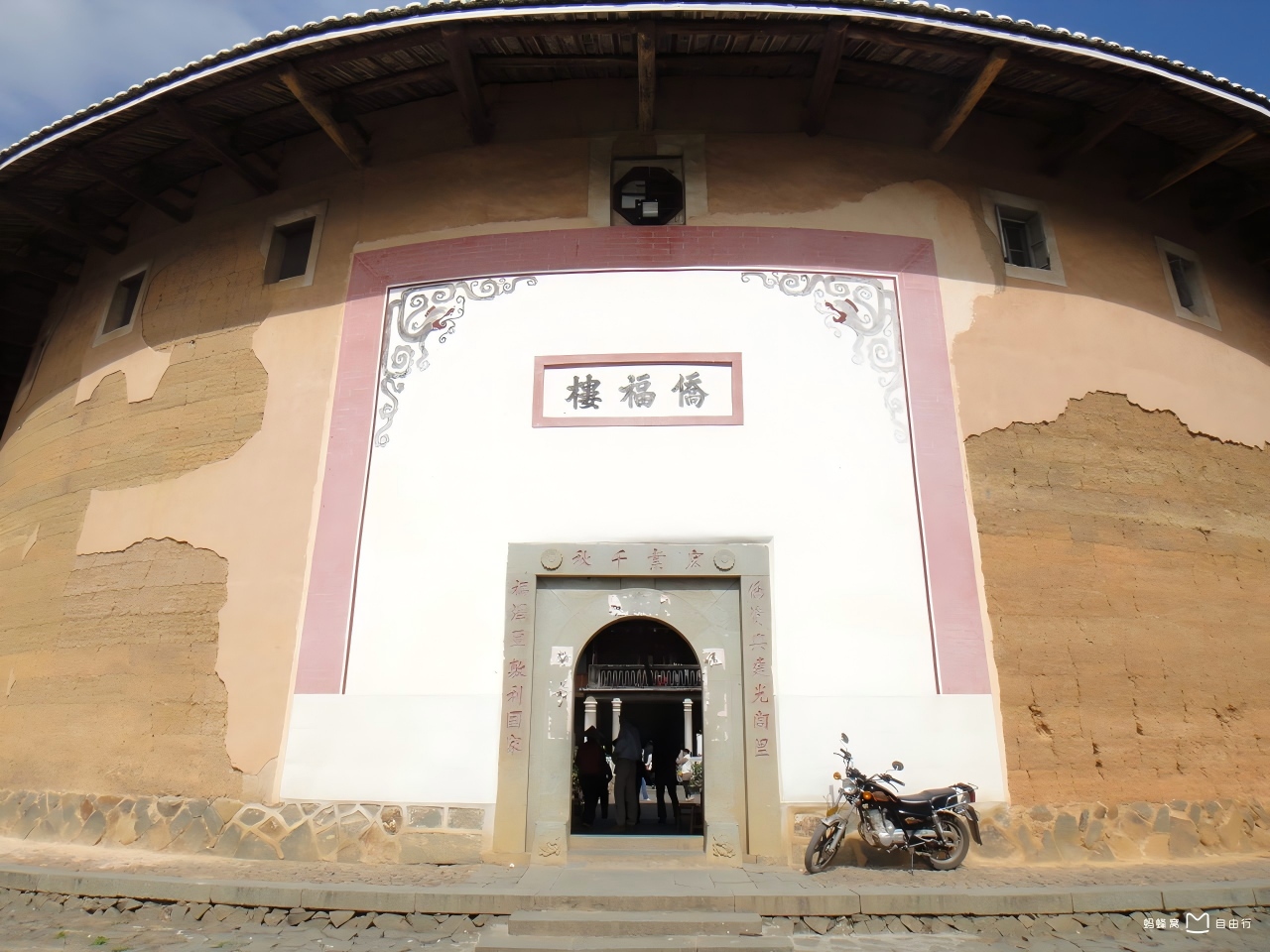 B線：一門十博士的博士樓--僑福樓
位於承啟樓西側，始建於1962年。圓形土樓，坐北朝南。是樓主在海外的兄弟籌資興建。直徑45米，高3層，內通廊式。祖堂建築風格中西合璧，在後側中軸線上，向內院突出，正面有4根西式圓形石柱。內院以花崗石鋪地。每年建一層，三年建成。當年，現代化的設施讓僑福樓成為上世紀的新型莊園和最新土樓的代表。這座樓因出了11個博士而聞名於世，又被稱為博士樓。