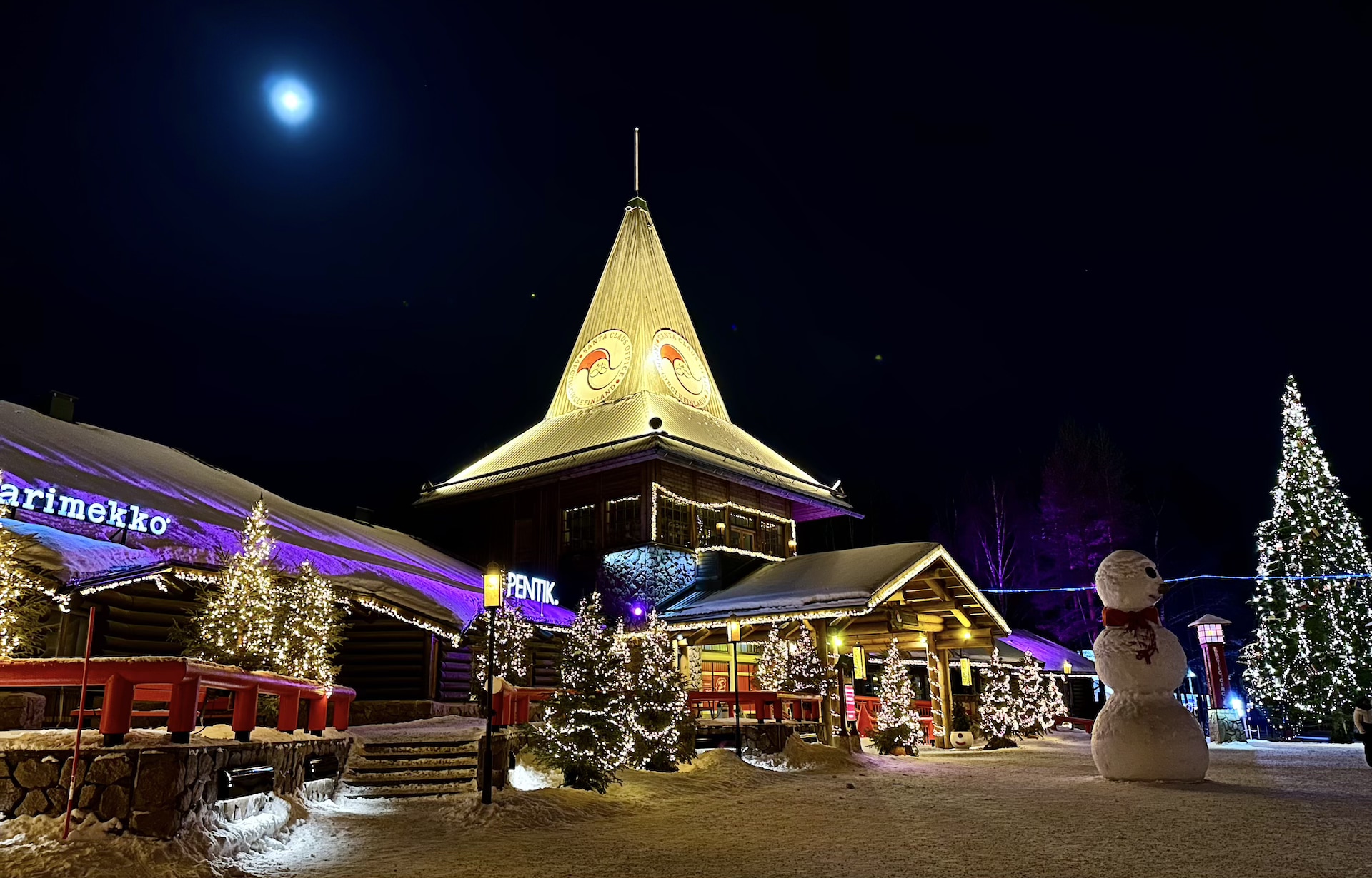 夜晚的聖誕老人村,呈現出令人驚嘆的魔幻景致。 夜晚的聖誕老人村,呈現出令人驚嘆的魔幻景致。