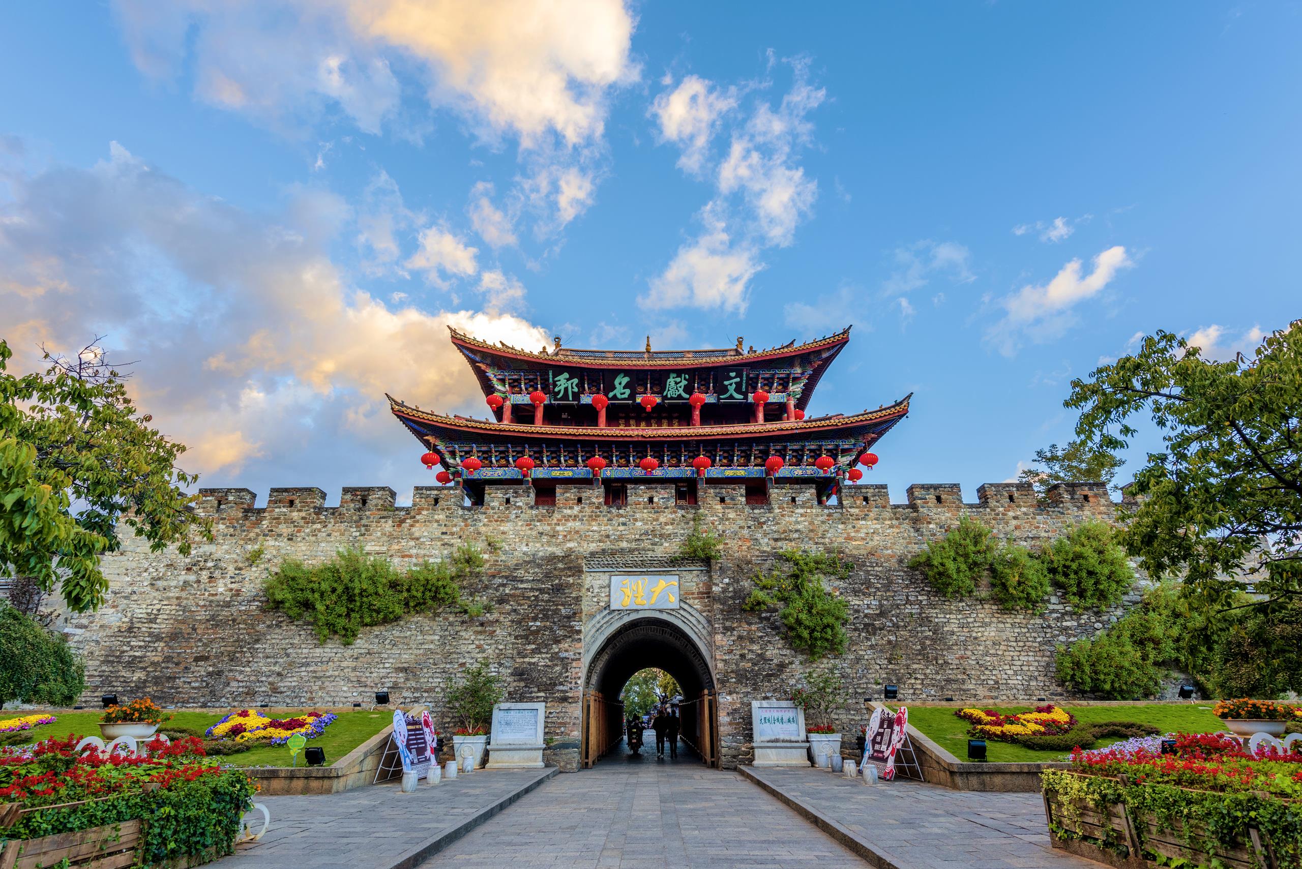 Continue to Dali Ancient Town. Spend some leisure time to stroll around the ancient town, enjoy its grand city wall, traditional Bai ethnic minority folk houses and marvelous scenery. 