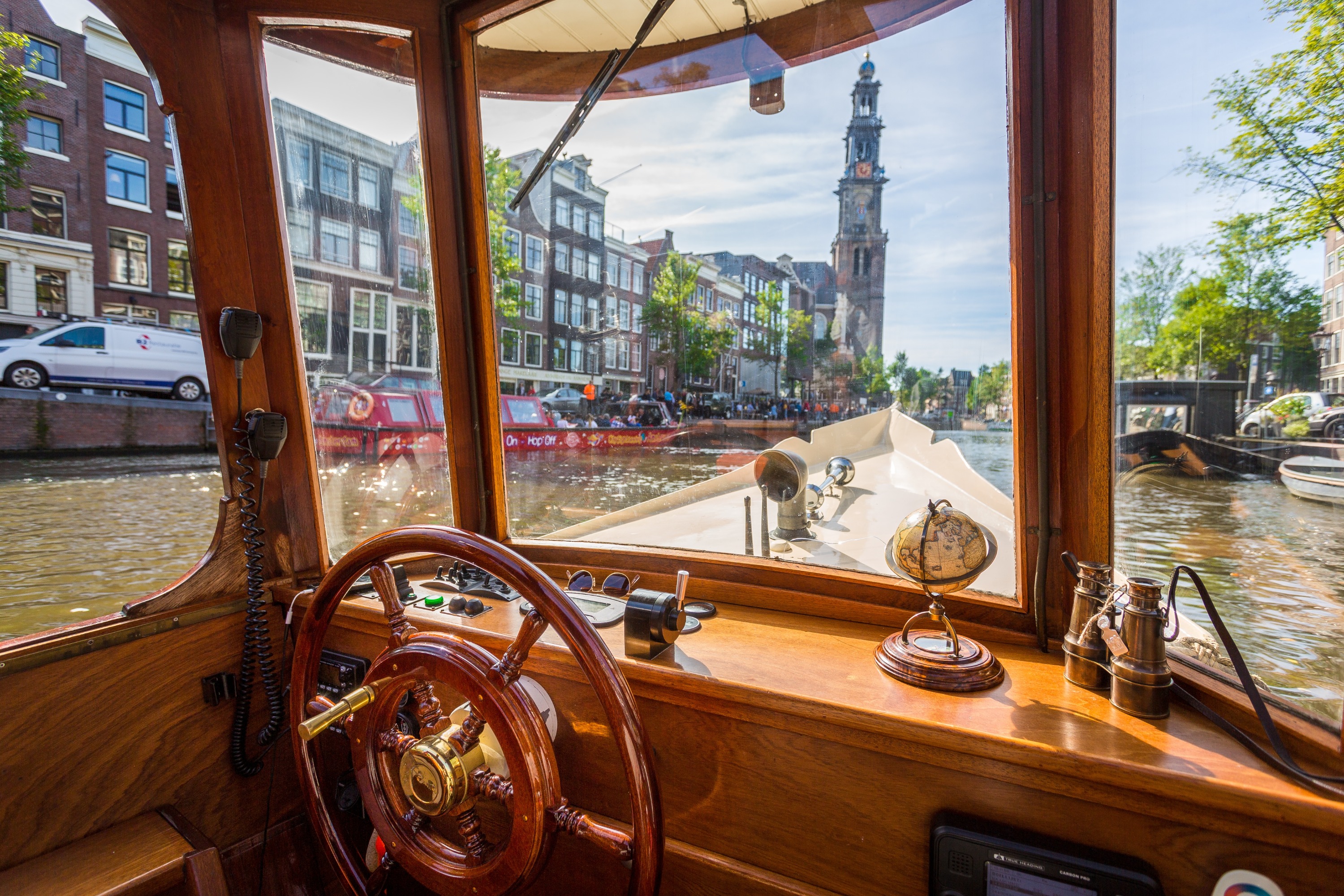 Amsterdam Luxury Saloon Boat Canal Cruise Tour with Wine and Cheese