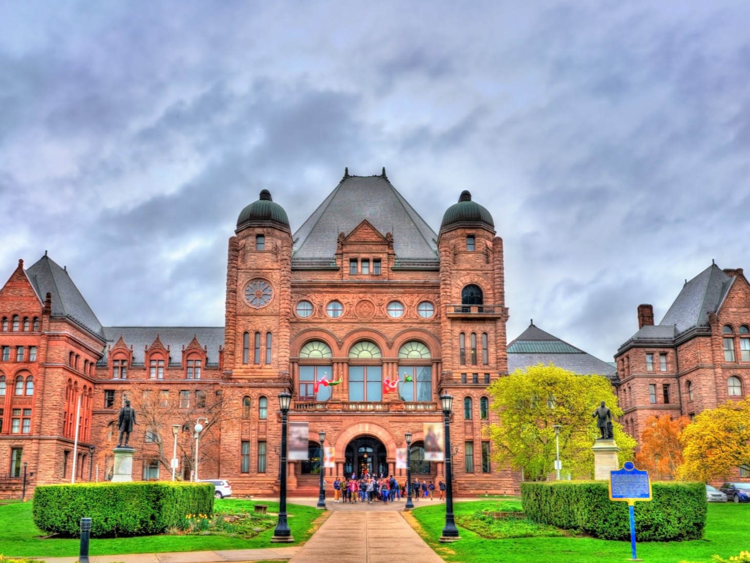 搭乘加拿大國家電視塔的玻璃電梯,從觀景台飽覽令人屏息的城市美景 搭乘加拿大國家電視塔的玻璃電梯,從觀景台飽覽令人屏息的城市美景