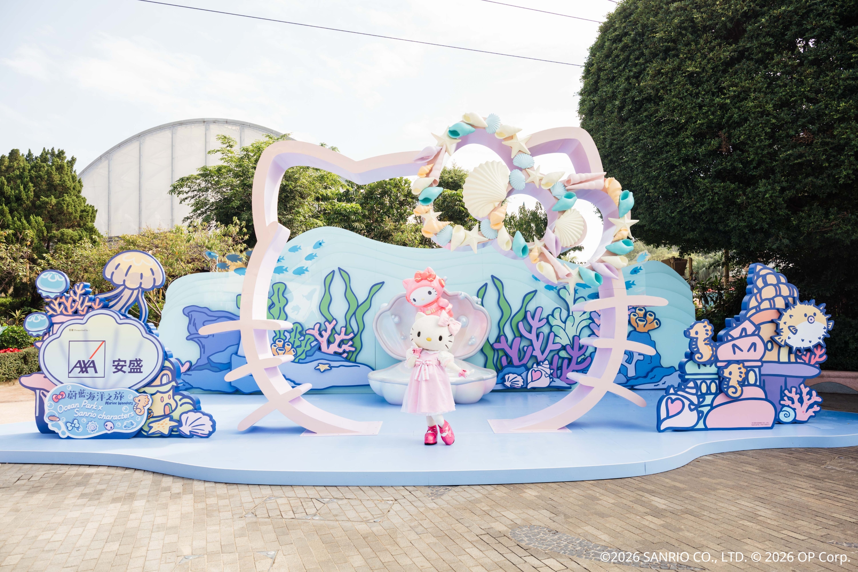 與夢幻珍珠造型的 Hello Kitty 合影留念 與夢幻珍珠造型的 Hello Kitty 合影留念