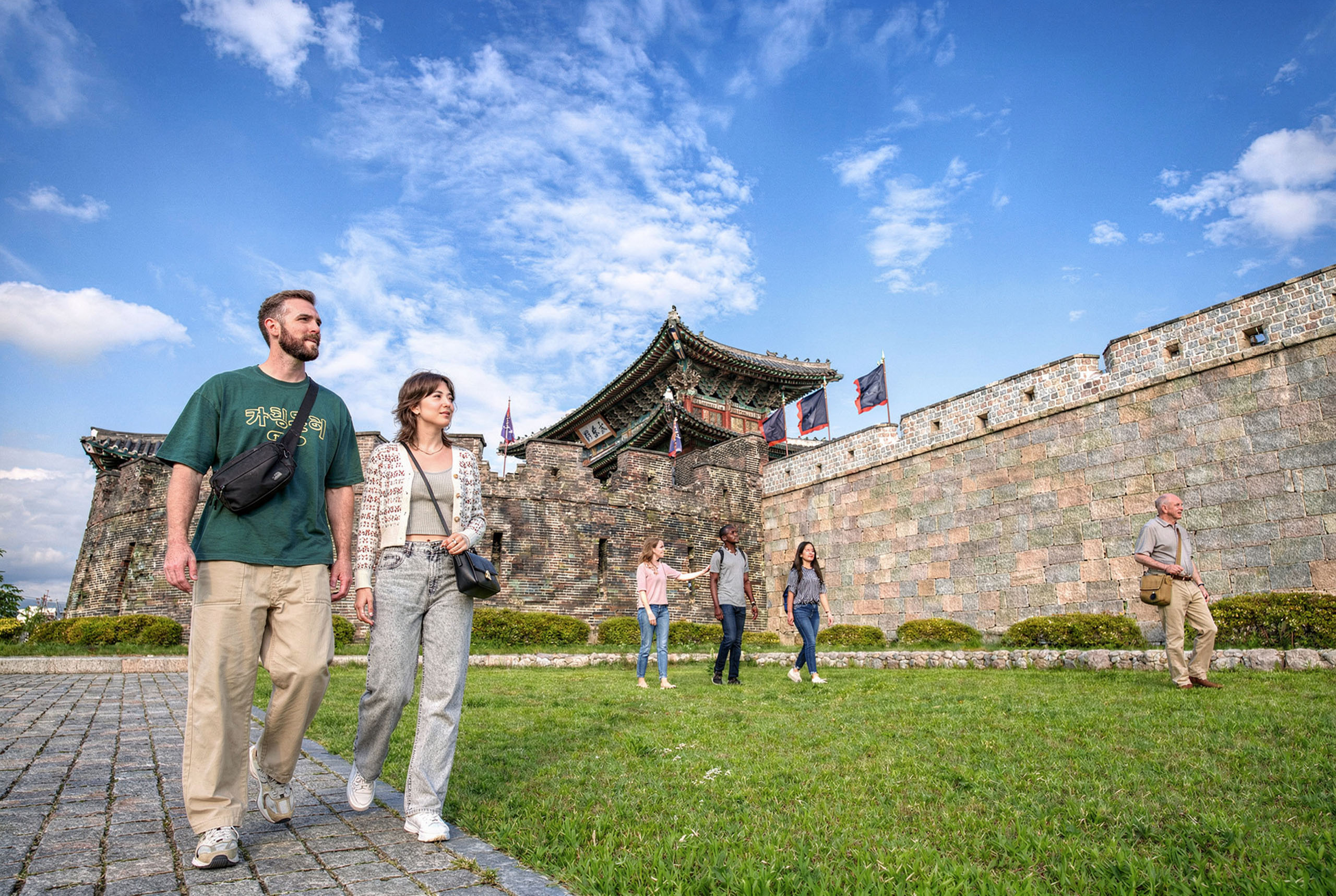 深入探索水原華城每個角落,在傳統韓屋背景下拍下難忘美照。 深入探索水原華城每個角落,在傳統韓屋背景下拍下難忘美照。