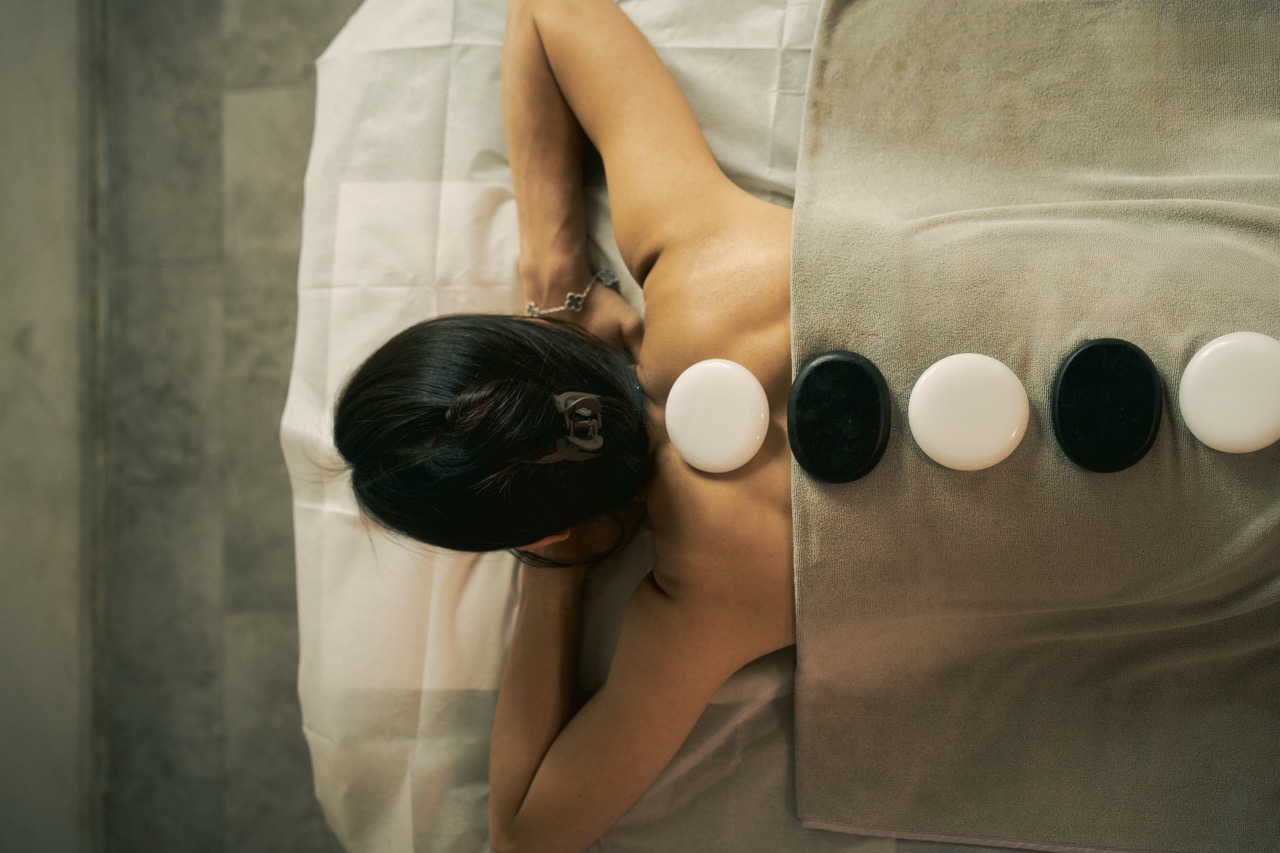 在沐館體驗陰陽太極熱石按摩,有助深層放鬆肌肉、促進血液循環、平衡身心能量、緩解疲勞緊繃 在沐館體驗陰陽太極熱石按摩,有助深層放鬆肌肉、促進血液循環、平衡身心能量、緩解疲勞緊繃