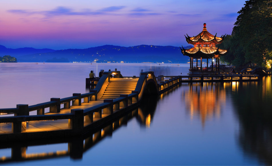 西湖位於杭州,是中國首批國家重點風景名勝區。它以“湖光山色”聞名,擁有蘇堤春曉、雷峰夕照、三潭印月等經典景觀,融合了自然美與詩詞、傳說等人文意境,四季皆宜遊覽。 西湖位於杭州,是中國首批國家重點風景名勝區。它以“湖光山色”聞名,擁有蘇堤春曉、雷峰夕照、三潭印月等經典景觀,融合了自然美與詩詞、傳說等人文意境,四季皆宜遊覽。