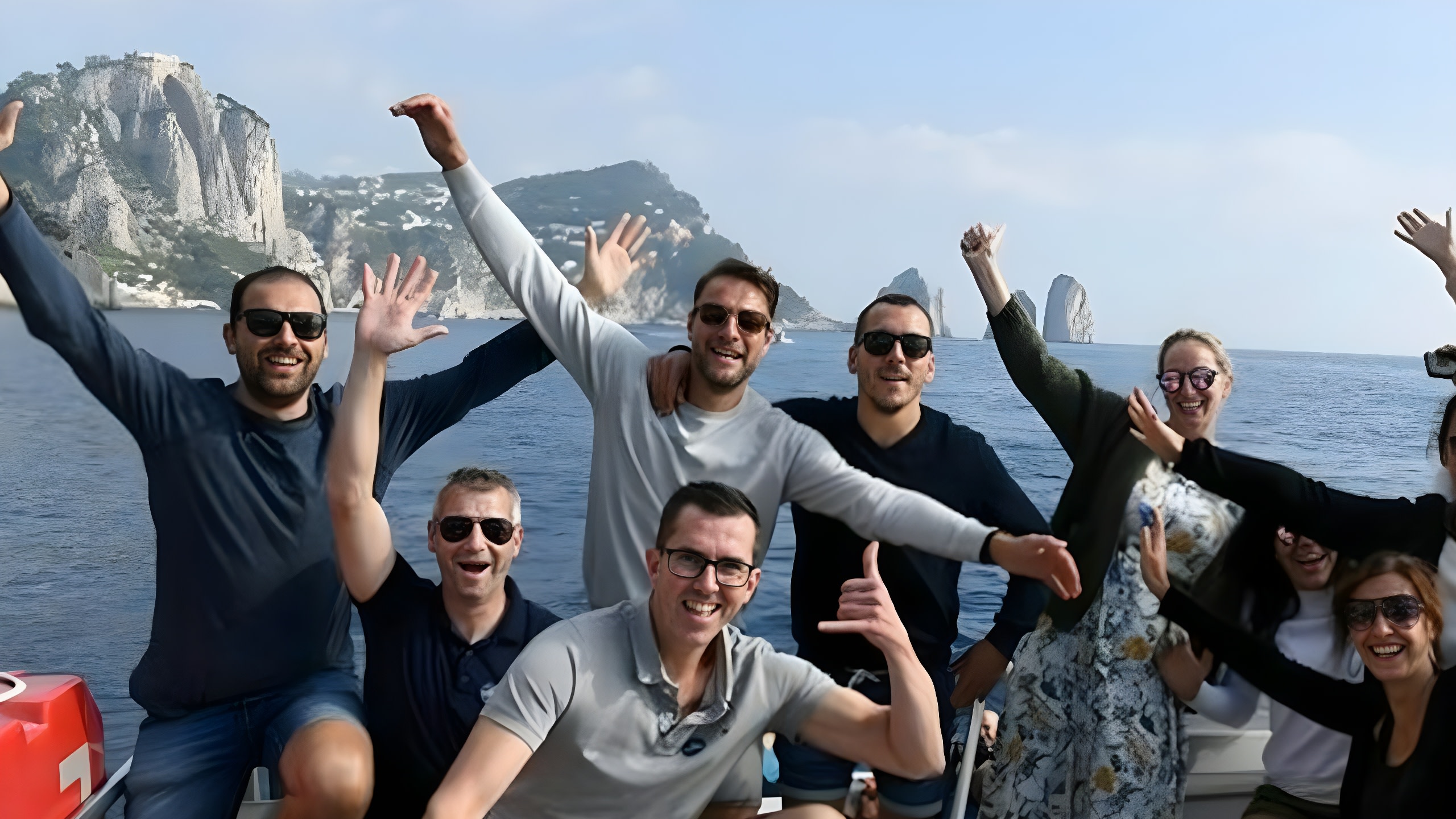 在卡普里島標誌性的懸崖和海蝕柱的完美背景下，盡享歡樂時光