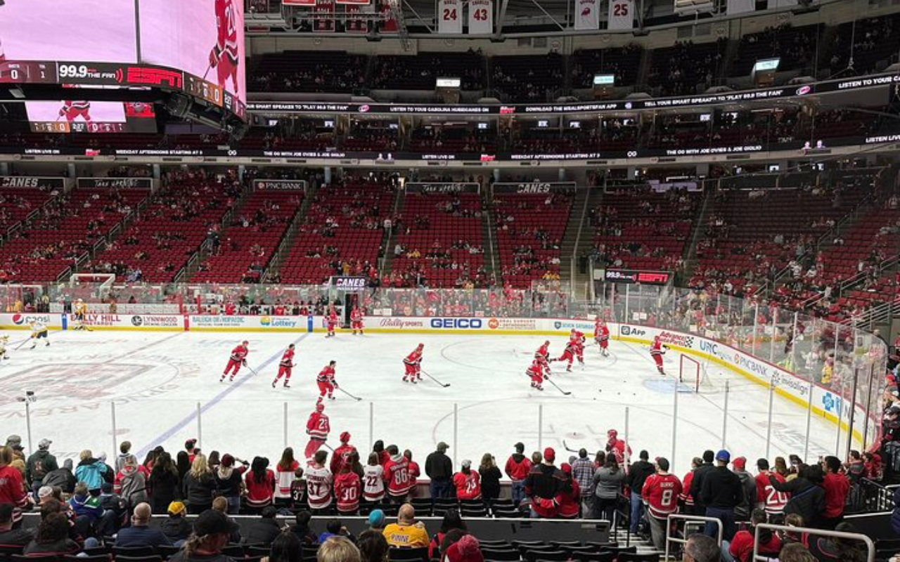 在體育館內盡情享受比賽日的樂趣,包含互動式娛樂與球隊周邊商品。 在體育館內盡情享受比賽日的樂趣,包含互動式娛樂與球隊周邊商品。