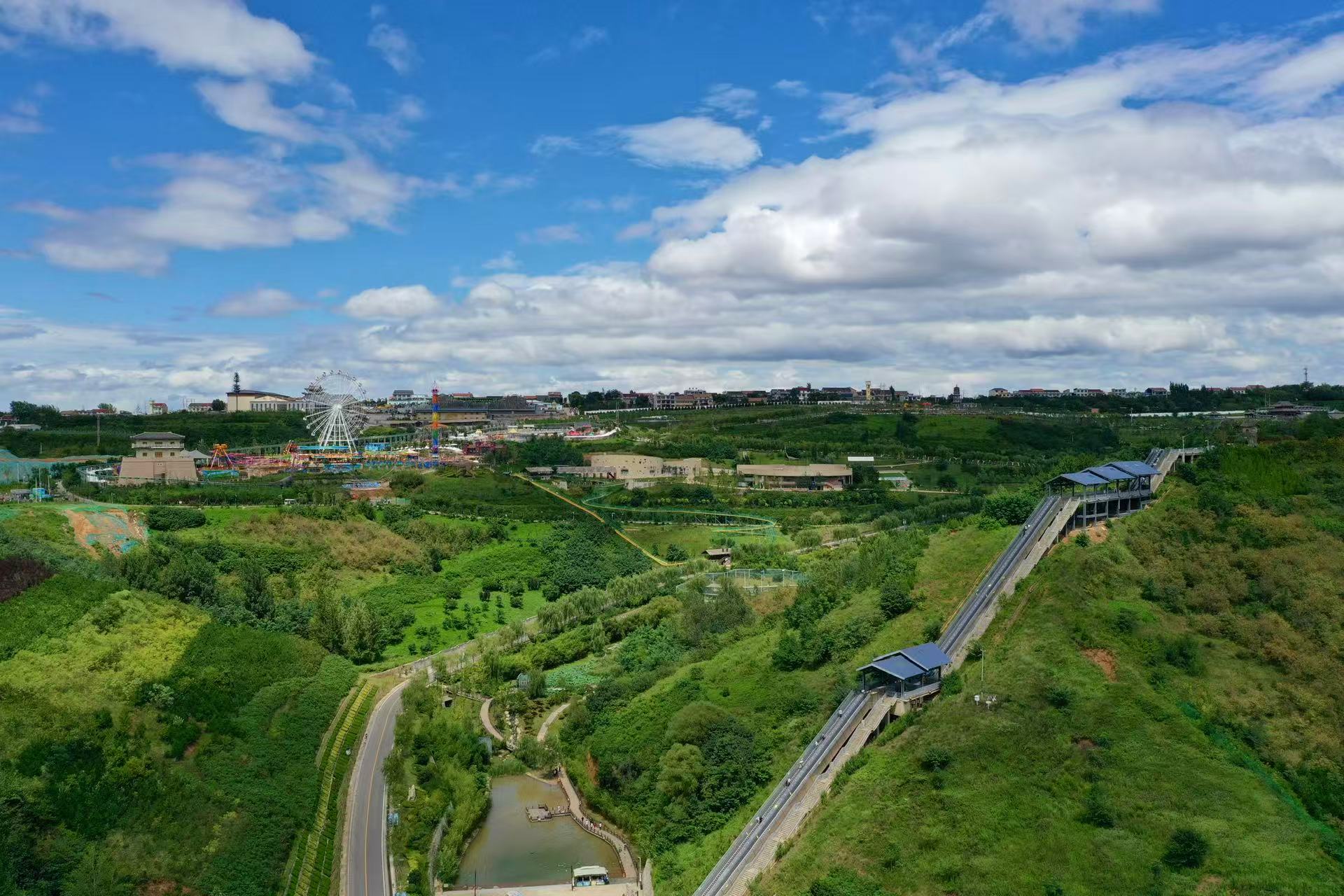 航拍視角下,影視城依山傍水,能看到傳統建築與現代遊樂設施共存,周邊青山綠水環繞,呈現文旅融合的多元體驗場景,凸顯休閒活力與自然生態的融合 航拍視角下,影視城依山傍水,能看到傳統建築與現代遊樂設施共存,周邊青山綠水環繞,呈現文旅融合的多元體驗場景,凸顯休閒活力與自然生態的融合