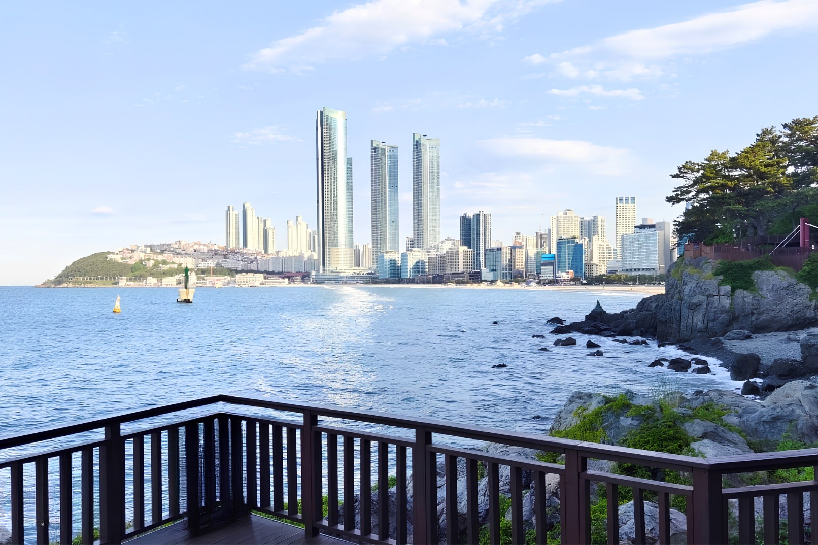 觀景臺可將廣安大橋和海雲臺天際線盡收眼底，是釜山最佳的免費海岸步道。