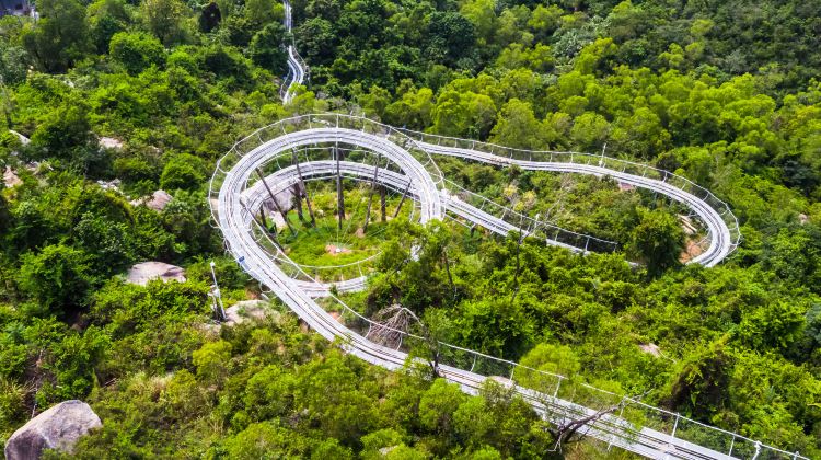 景山公園:位於珠海市中心,毗鄰情侶路,是一座集登高、觀景與休閒於一體的城市公園。遊客可乘坐纜車輕鬆上山,再體驗刺激的管軌滑道下山。 景山公園:位於珠海市中心,毗鄰情侶路,是一座集登高、觀景與休閒於一體的城市公園。遊客可乘坐纜車輕鬆上山,再體驗刺激的管軌滑道下山。