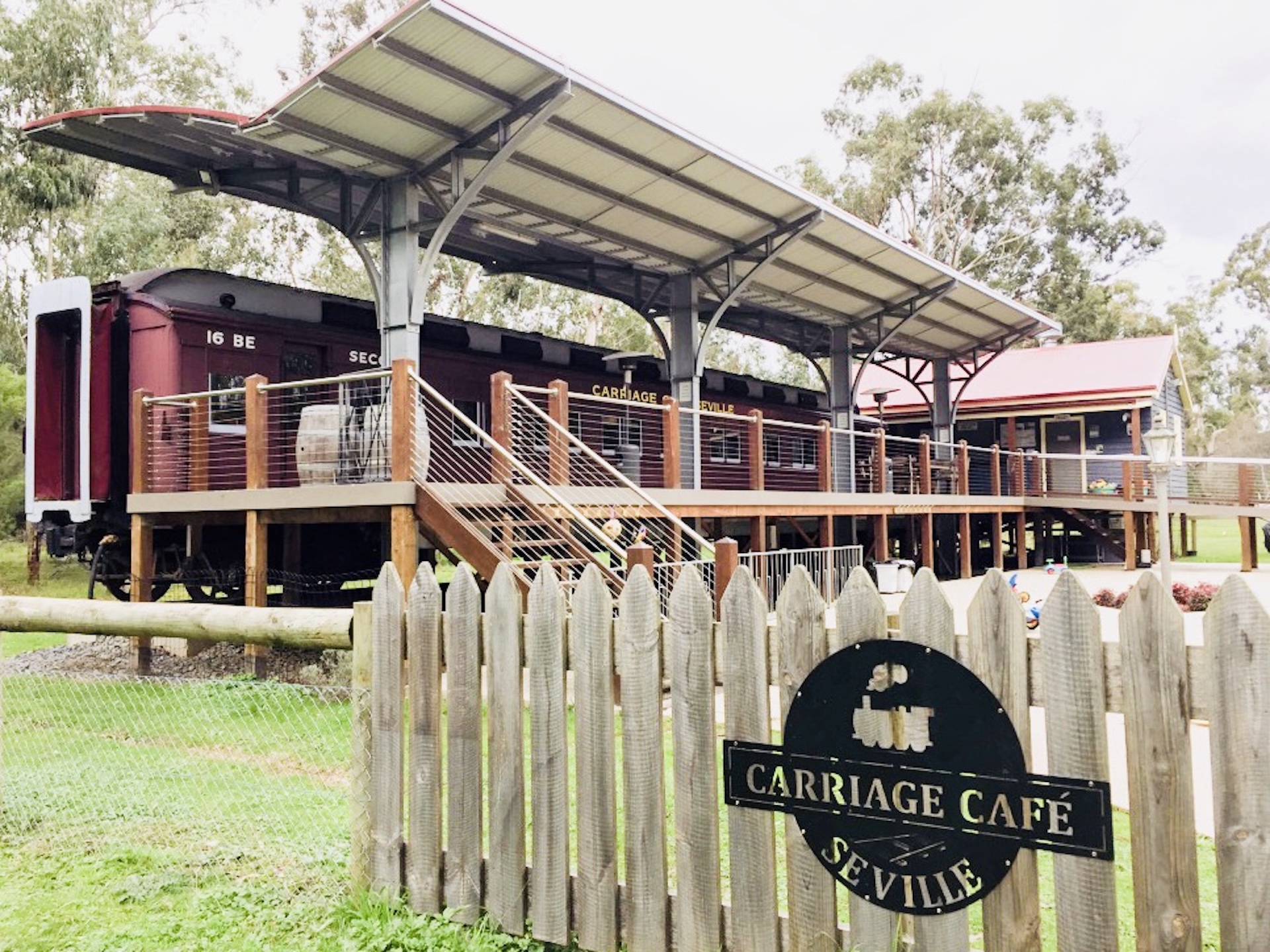 沿著小徑在馬車咖啡館享用早茶。