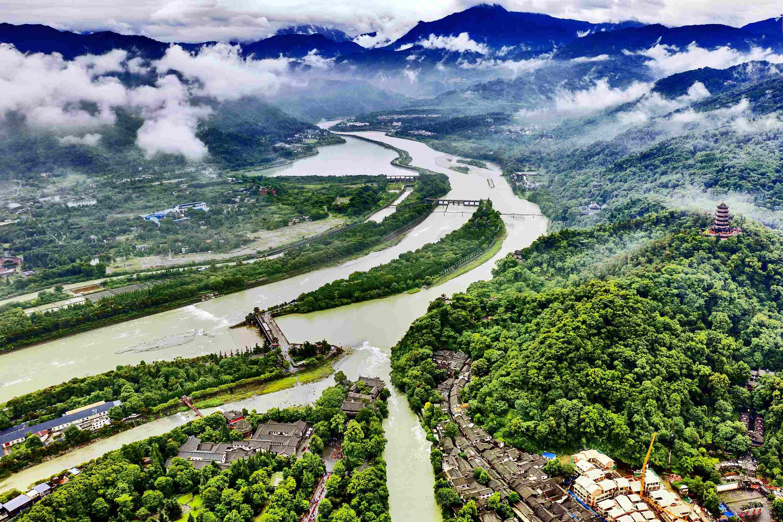 都江堰位於四川省都江堰市城西，是中國古代建設並使用至今的大型水利工程，被譽為“世界水利文化的鼻祖”，是四川著名的旅遊勝地。通常認為，都江堰水利工程是由秦國蜀郡太守李冰及其子率眾於前256年左右修建的，是全世界迄今為止，年代悠久、留存、以無壩引水為特徵的宏大水利工程。