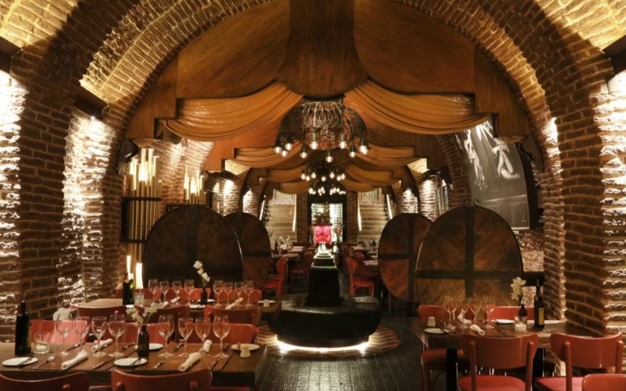 在神奇的地下場地，盡情享受迷人的探戈和美食饗宴