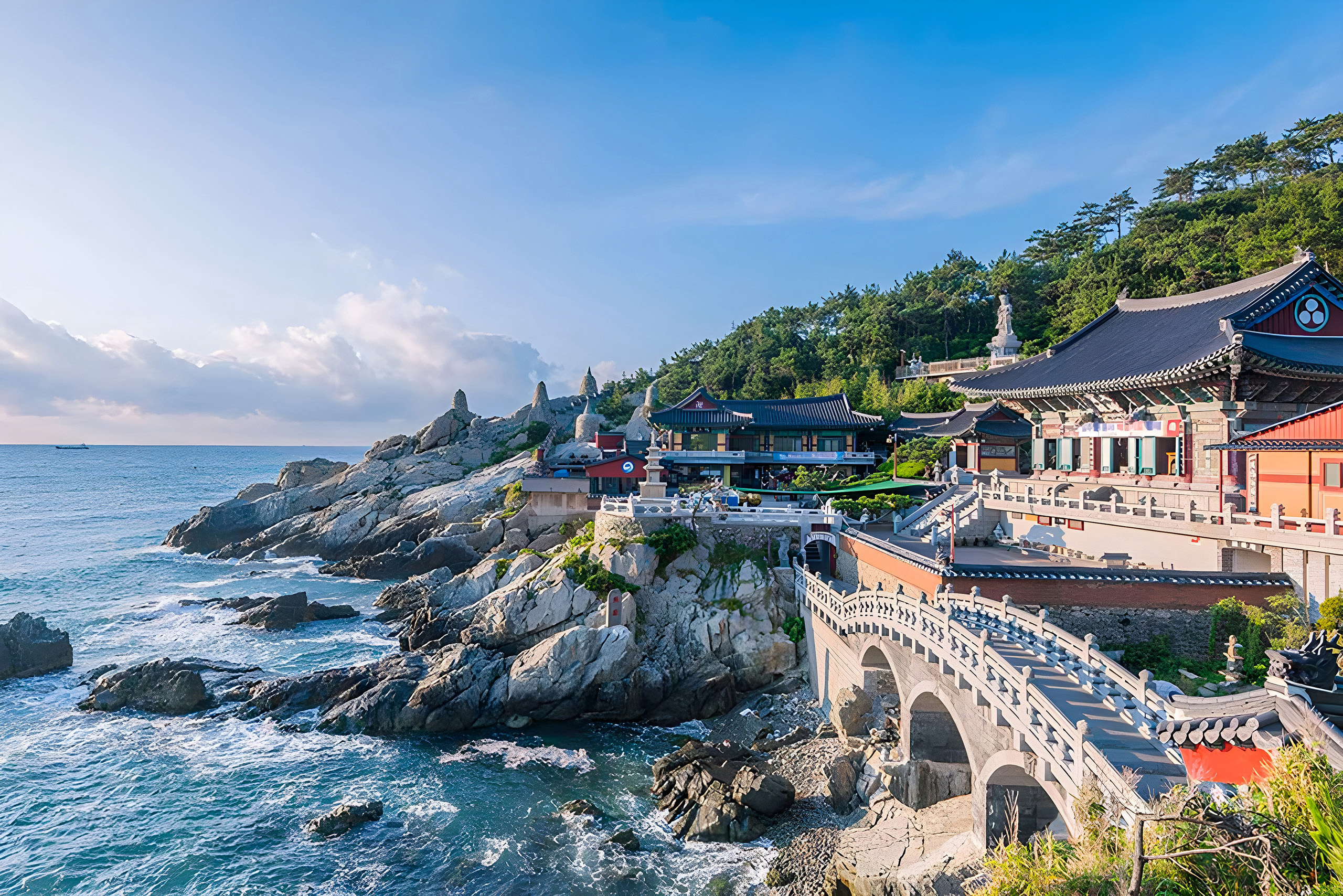 海東龍宮寺是一座稀有的海濱寺廟，坐落於風光旖旎的海岸線旁，坐擁令人驚嘆的絕美景色。