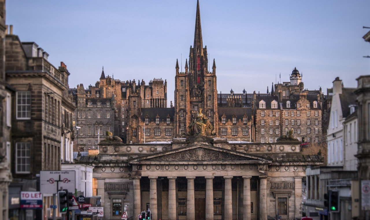 Edinburgh castle and city highlights small group tour