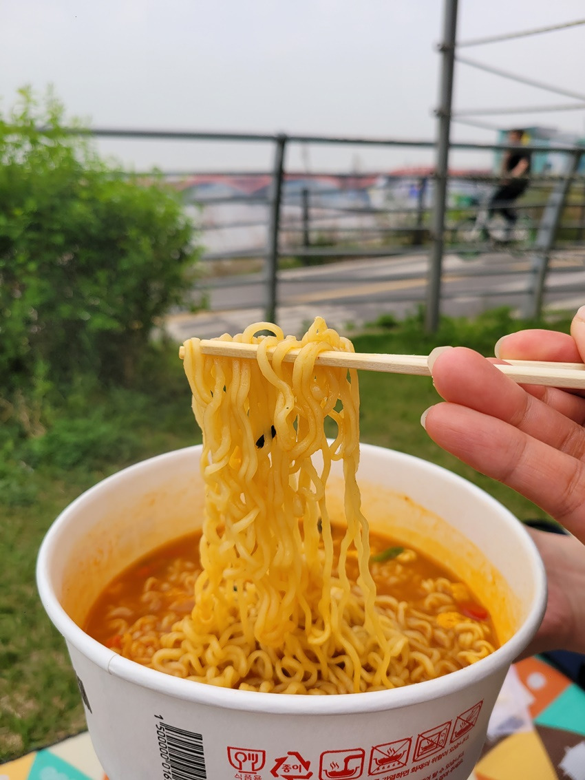 在漢江邊享用道地的漢江泡麵！