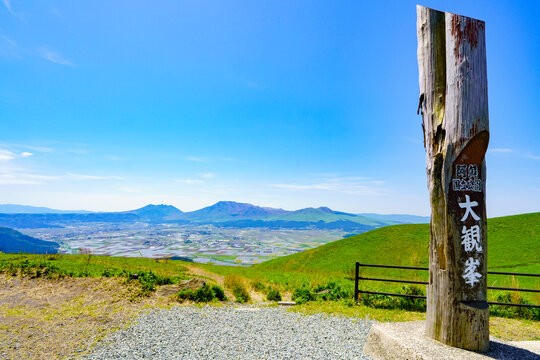 大觀峰位於阿蘇五岳的北側,是眺望阿蘇火山口與整個破火山口盆地的最佳觀景點。天氣晴朗時可欣賞壯麗的“阿蘇五岳涅槃像”與連綿不絕的草原,是阿蘇地區最具代表性的絕景。 大觀峰位於阿蘇五岳的北側,是眺望阿蘇火山口與整個破火山口盆地的最佳觀景點。天氣晴朗時可欣賞壯麗的“阿蘇五岳涅槃像”與連綿不絕的草原,是阿蘇地區最具代表性的絕景。