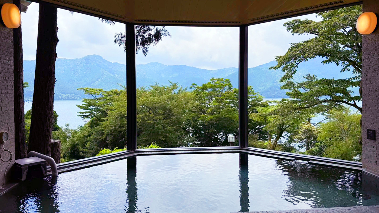 日歸溫泉龍宮殿，位於蘆之湖畔，可遠眺富士山與湖光山色，建築典雅如宮殿，溫泉水質柔和，環境寧靜，是放鬆身心的理想去處。