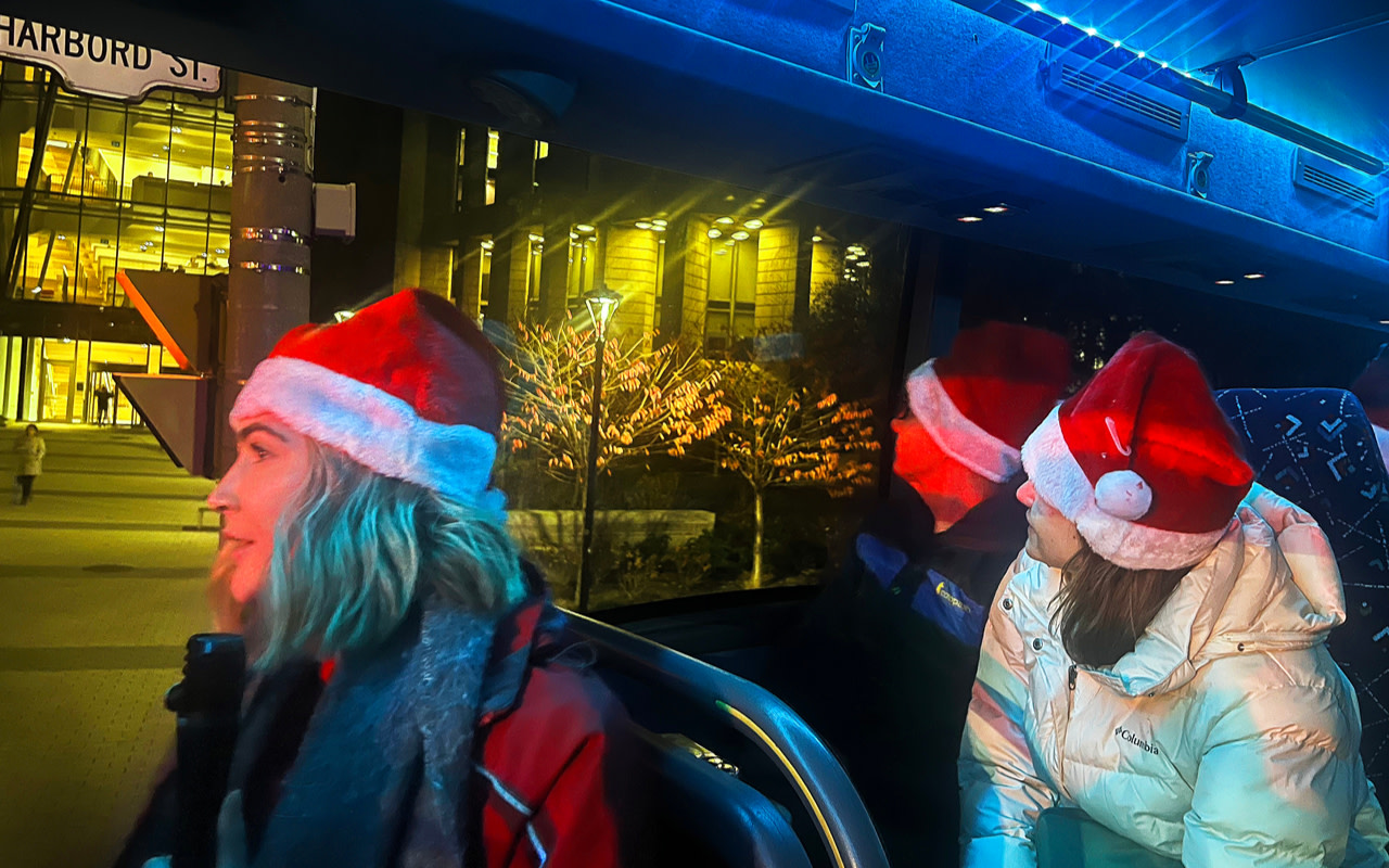 優雅的節慶裝飾與閃爍燈飾點綴著約克維爾的各大精品名店