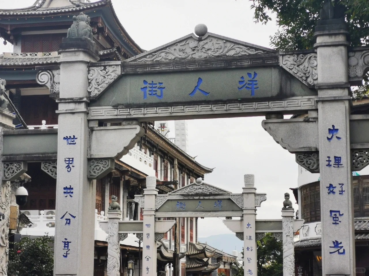 The Foreigner Street in Dali Ancient City is Huguo Road, which is 1,000 meters long and 7 meters wide, paved with bluestone slabs. It is a fusion of Chinese and Western styles, with many shops and an exotic atmosphere.