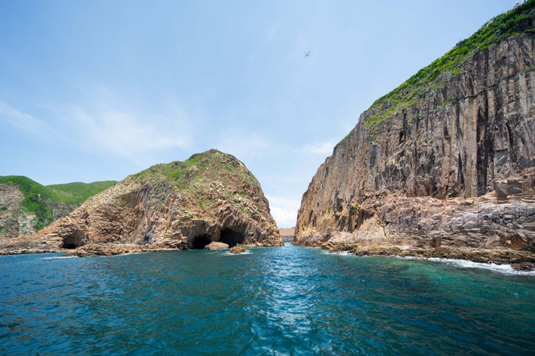 破邊洲闊200公尺，高63公尺，因經海浪長年侵蝕而與花山岬角分離。這個呈三角形的海岬，遍佈整齊高聳的六角形岩柱，遠眺猶如一道巨型屏風。風平浪靜時，遊船將會稍為靠近岸邊一點，你便可以近距離拍到更為震撼的打卡美照。