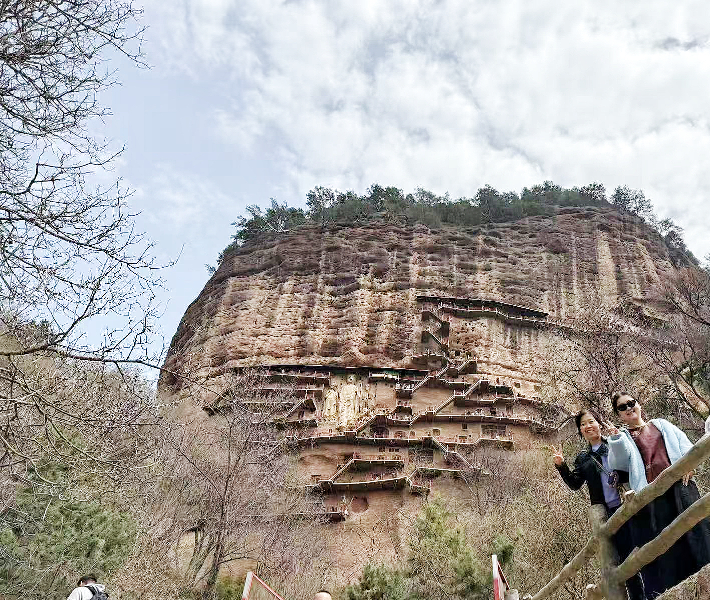 麥積山位於甘肅天水麥積區，因形似麥穗得名，平均海拔約 1600 米。這裡自然風光秀麗，四季景色各異，享有 “小江南” 美譽。
麥積山最負盛名的是麥積山石窟，始建於十六國後秦，歷經十餘個朝代開鑿修繕。現存窟龕 221 個，各類造像 10632 身，壁畫 979.54 平方米 。由於丹霞地貌特性，窟內雕塑以泥塑為主，展現了古代泥塑的演變歷程，有 “東方雕塑陳列館” 之稱。石窟中，第 45 窟的 “千手千眼觀音”、第 61 窟的 “伎樂圖” 等都是藝術珍品，還有唐代顏真卿題寫的碑文。