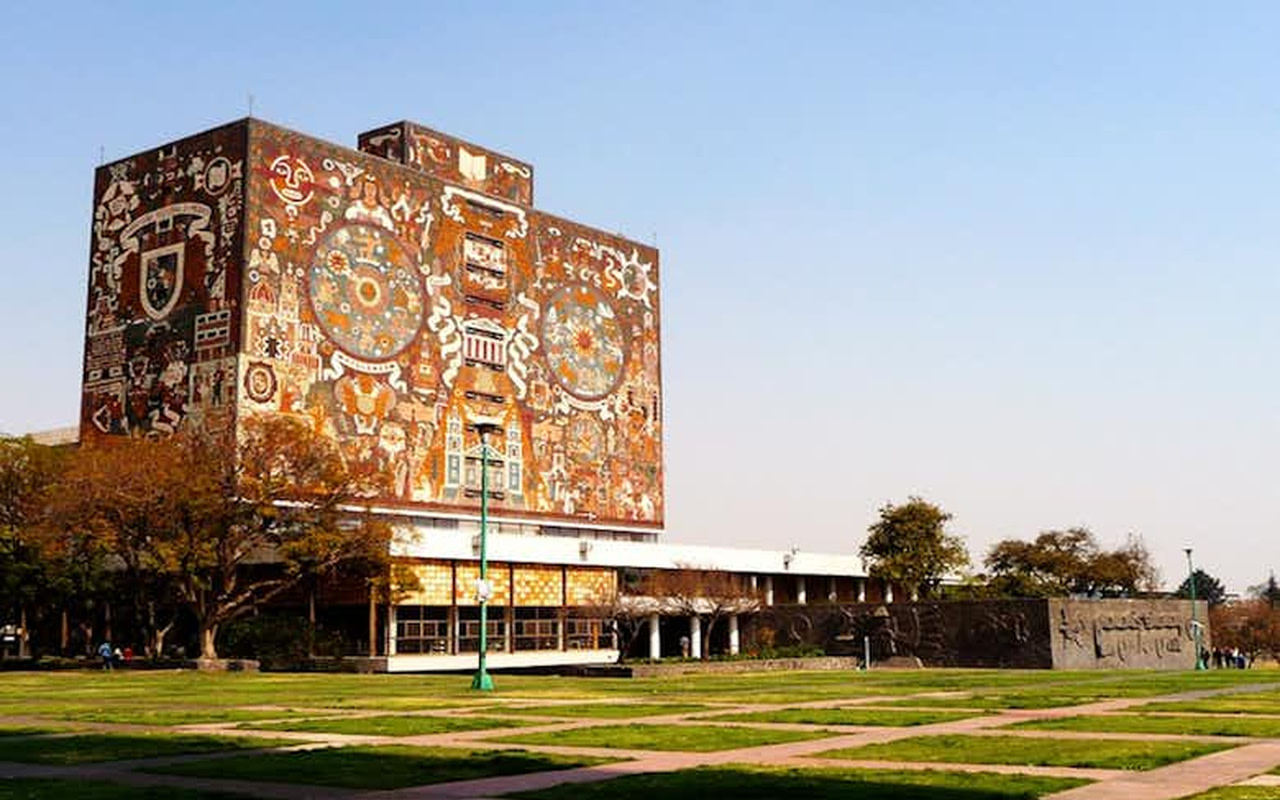 探索大學城的壯麗壁畫，此地為聯合國教科文組織世界遺產。